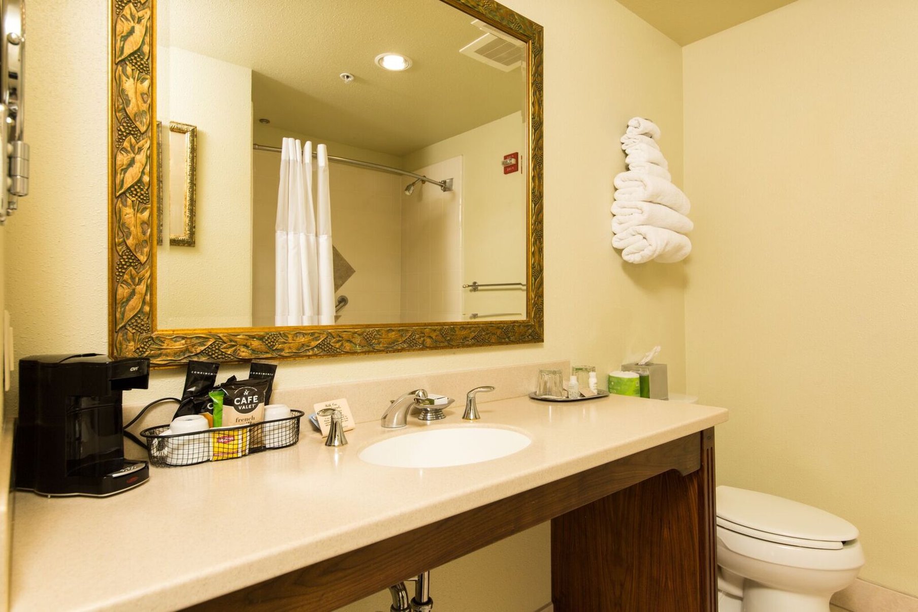 Queen_Premium_Bathroom_S