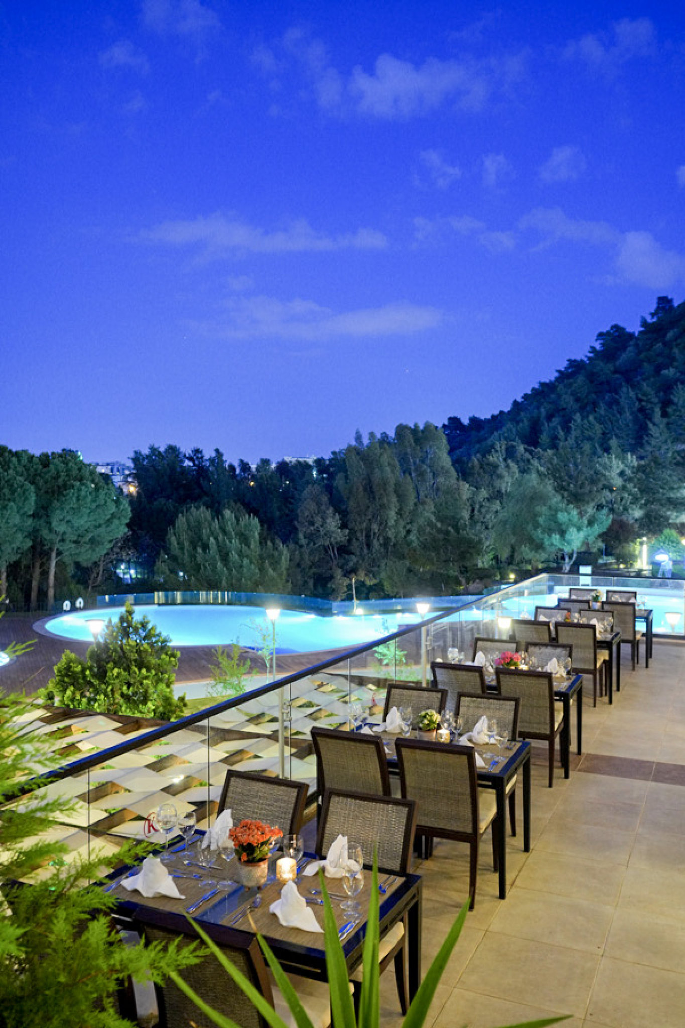 tpbAmgRwr0O6EVUI42imw_Outside_pool2_S