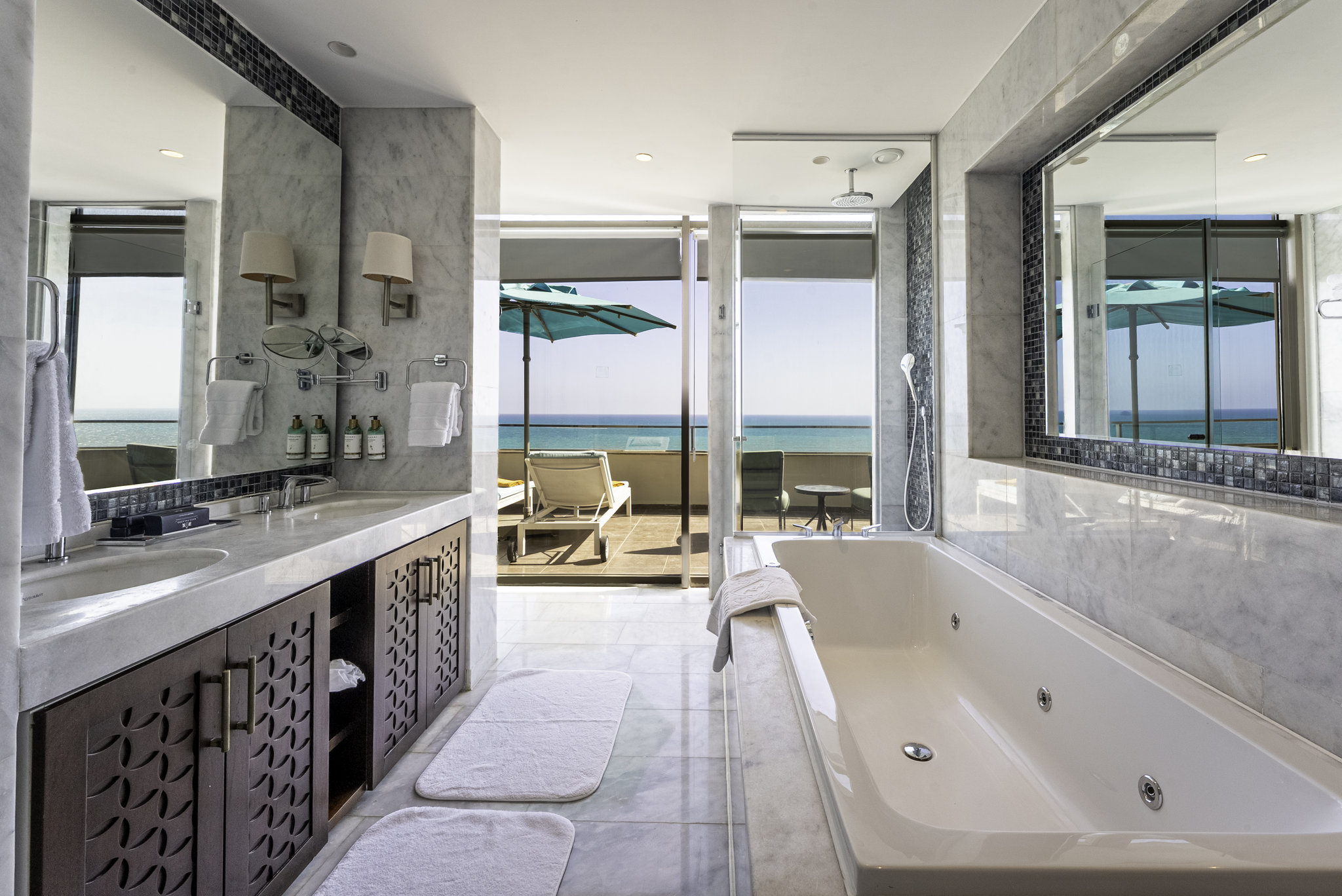 5YQxX5J8XESD6aahbq4GvQ_Pallazzo_Suite_Seaview_Bathroom_S