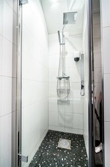 bathroom-4-bedroom-deluxe-penthouse-apartment-with-bathtu_P