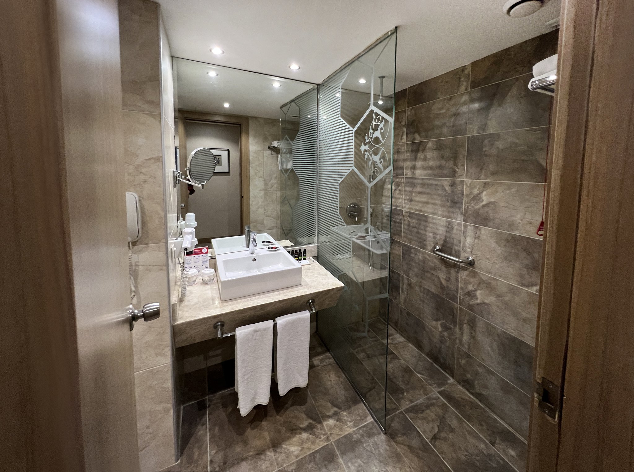 V5jmXgW9bUCI69HWYYQmBw_Deluxe_Room_(2)_S