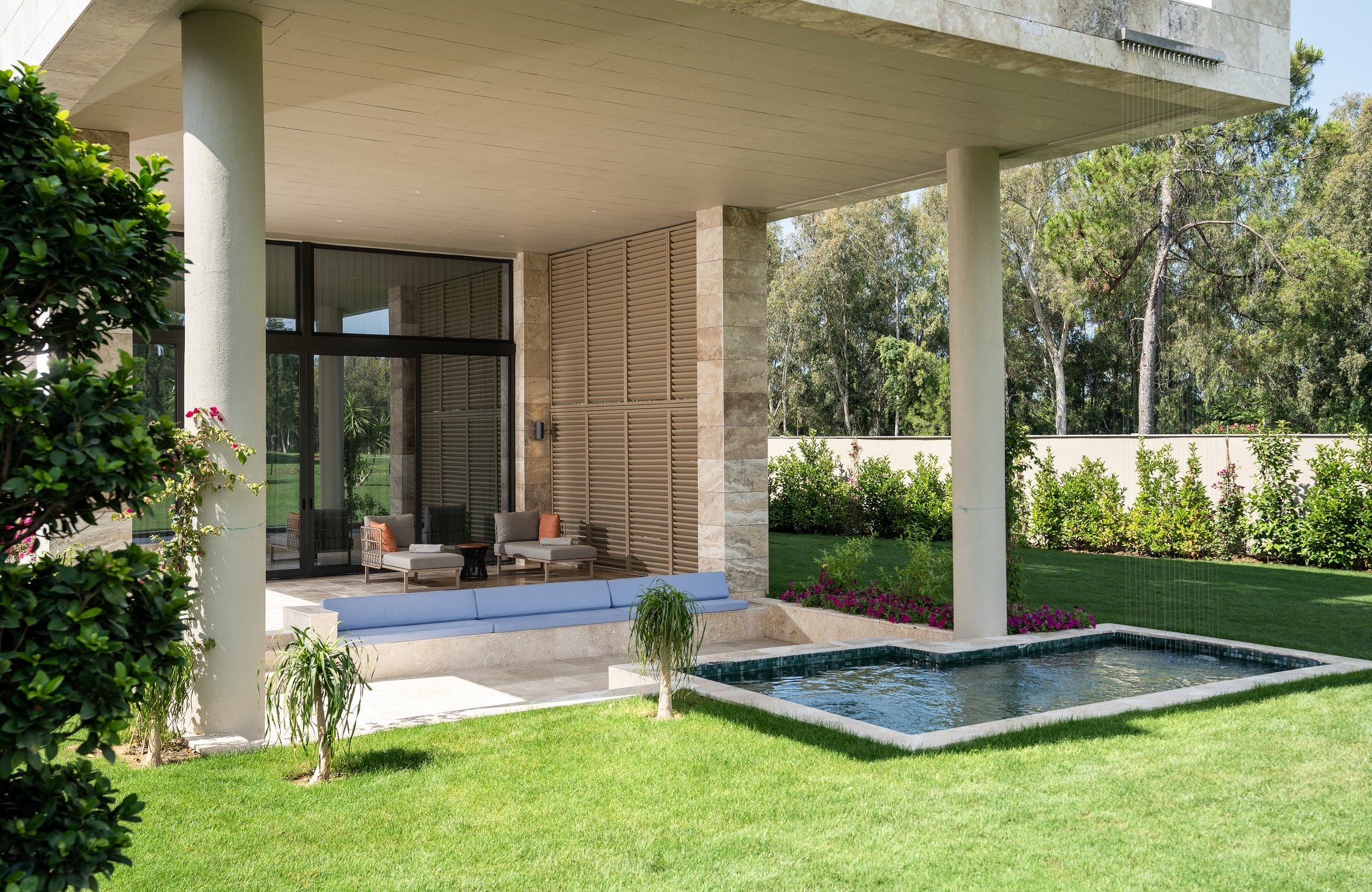 puQ43oYLV0KIGXYZVg9cvQ_Royal_Mansion-Suite_1_-3_S