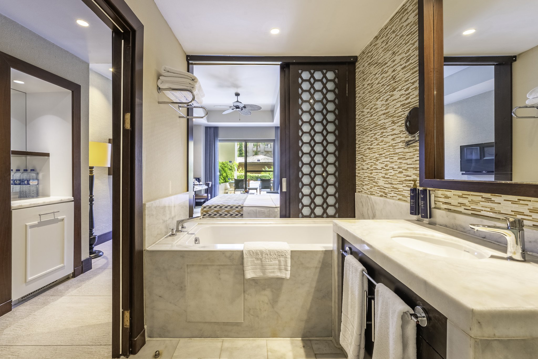 oGpHB3lH4UWkqmh8co7ZXw_Swim_Up_Superior_(2)_S