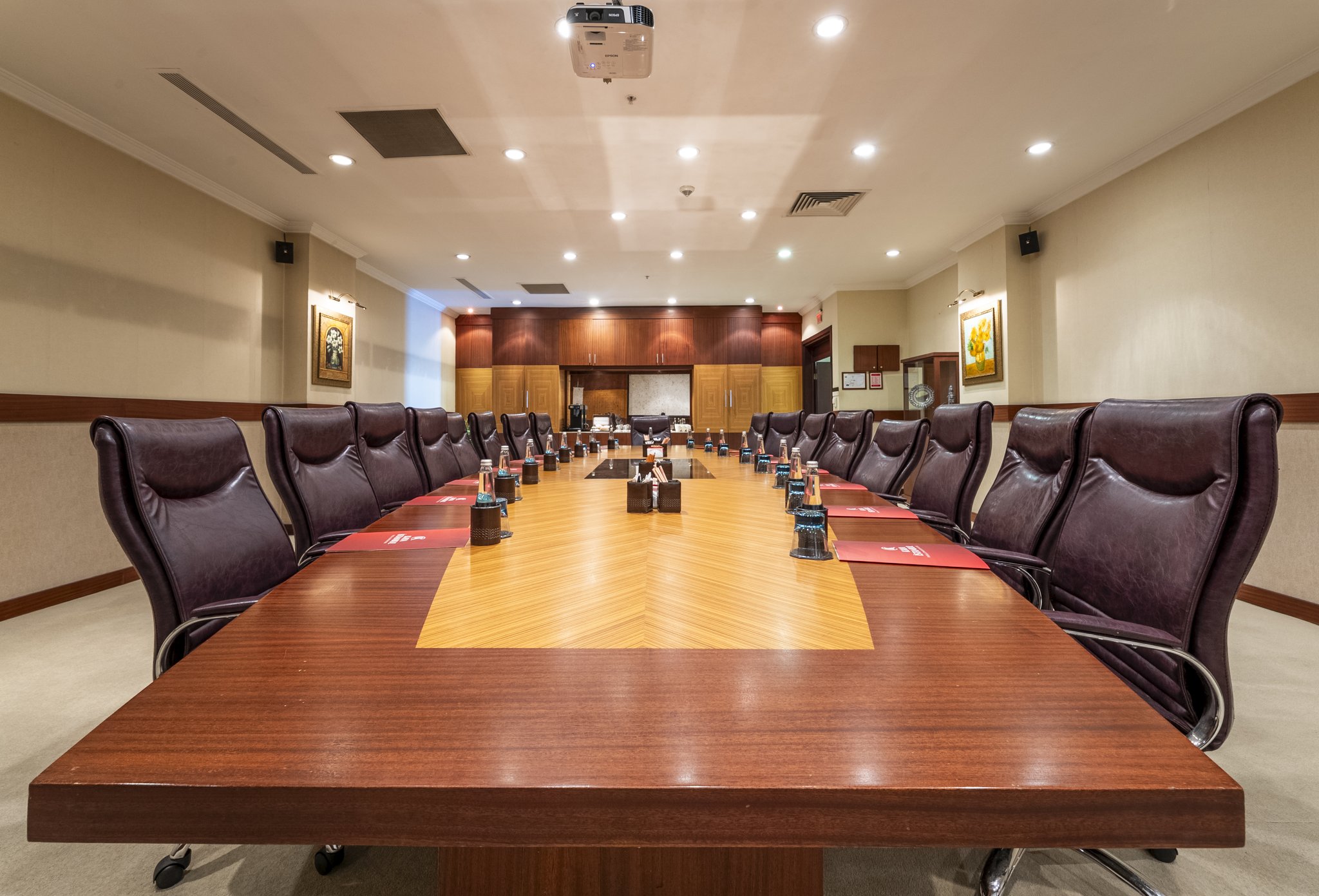 fgbDJE1YUqNnEcPeAocfw_Oms_Meeting_room_S