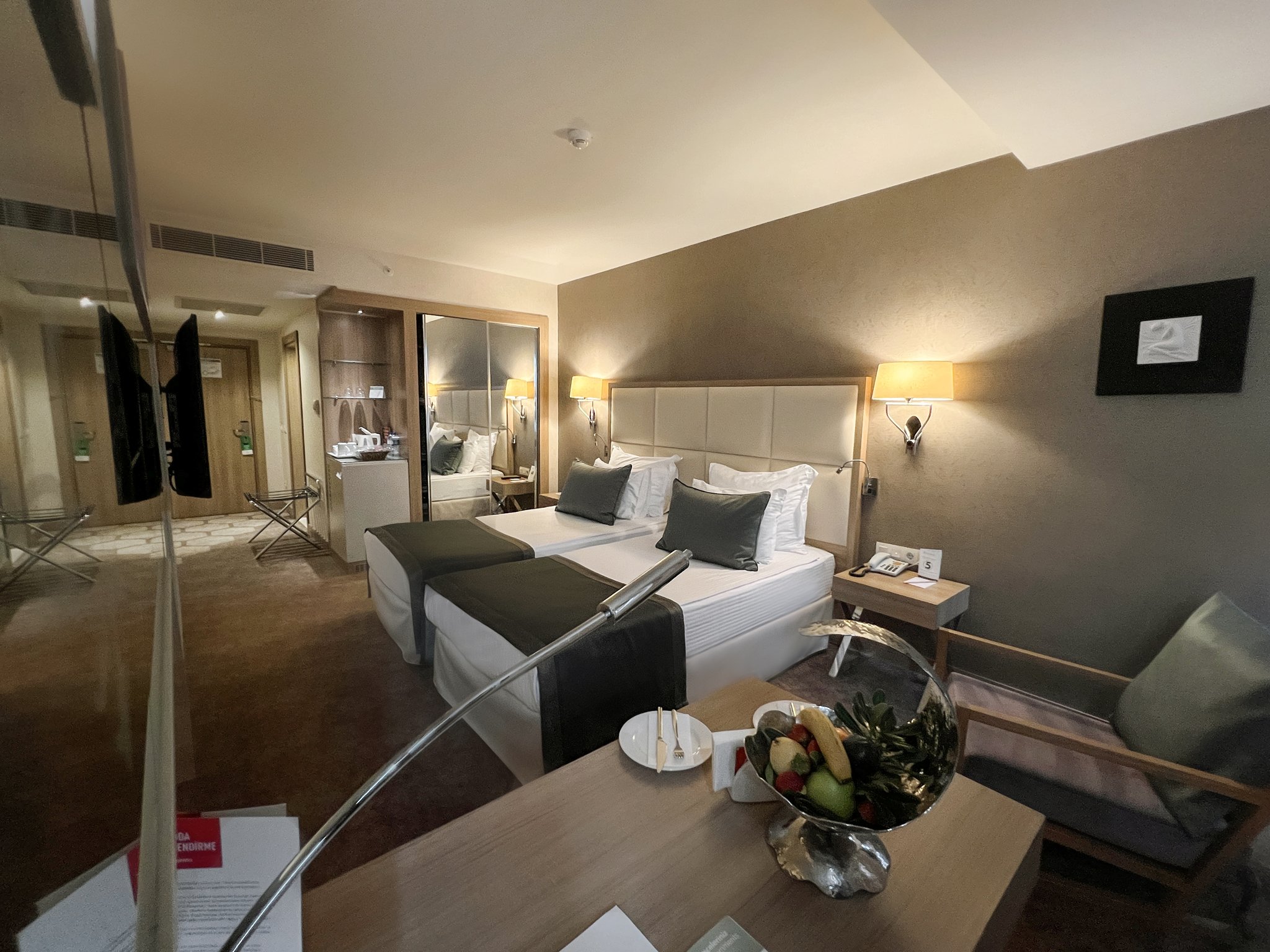 r21Sdc1K4E6bmEHOS4ELXg_deluxe_twin_(3)_S