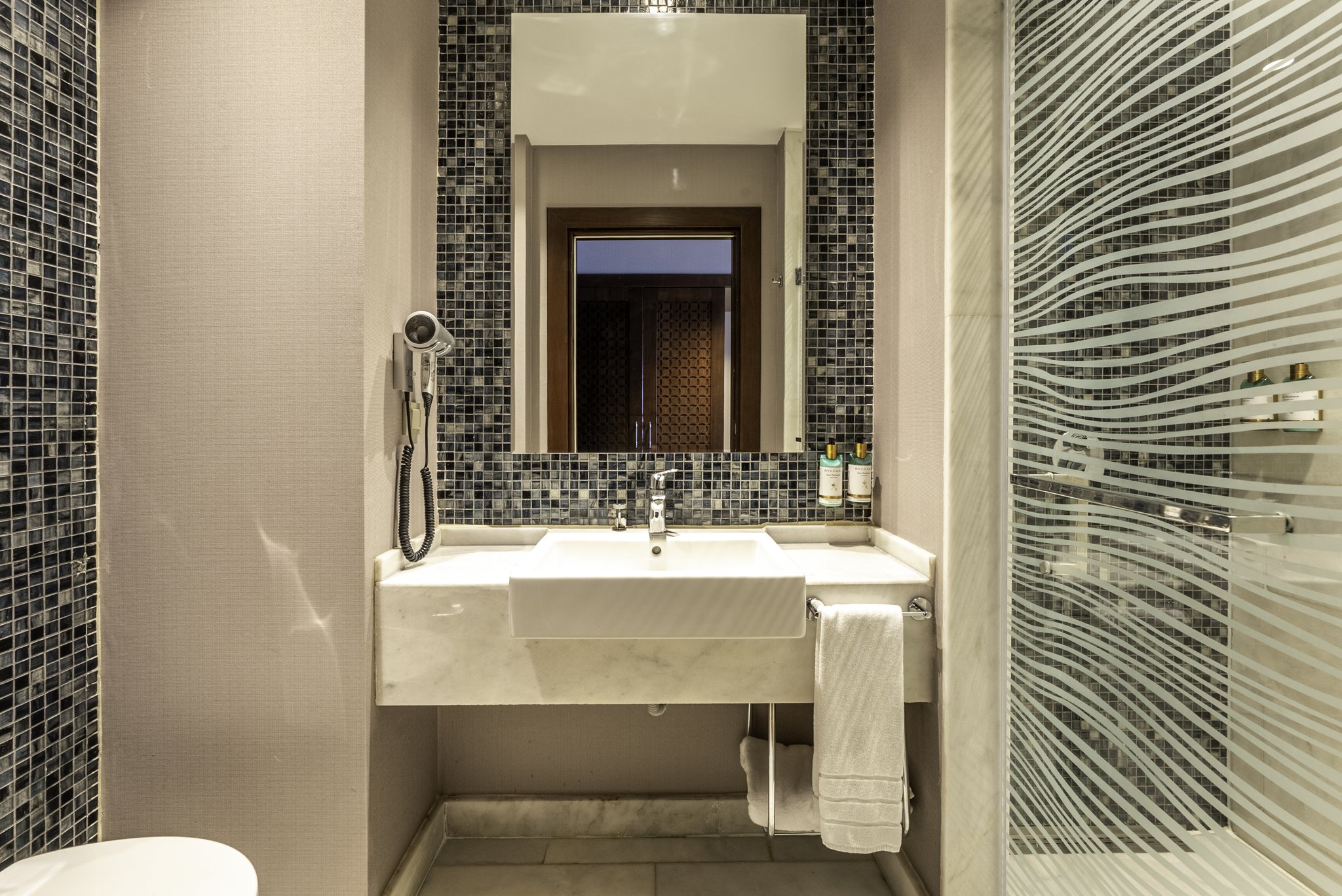 oHVxeSEs9UATMhG4gslww_Swim_Up_Suite_4_S