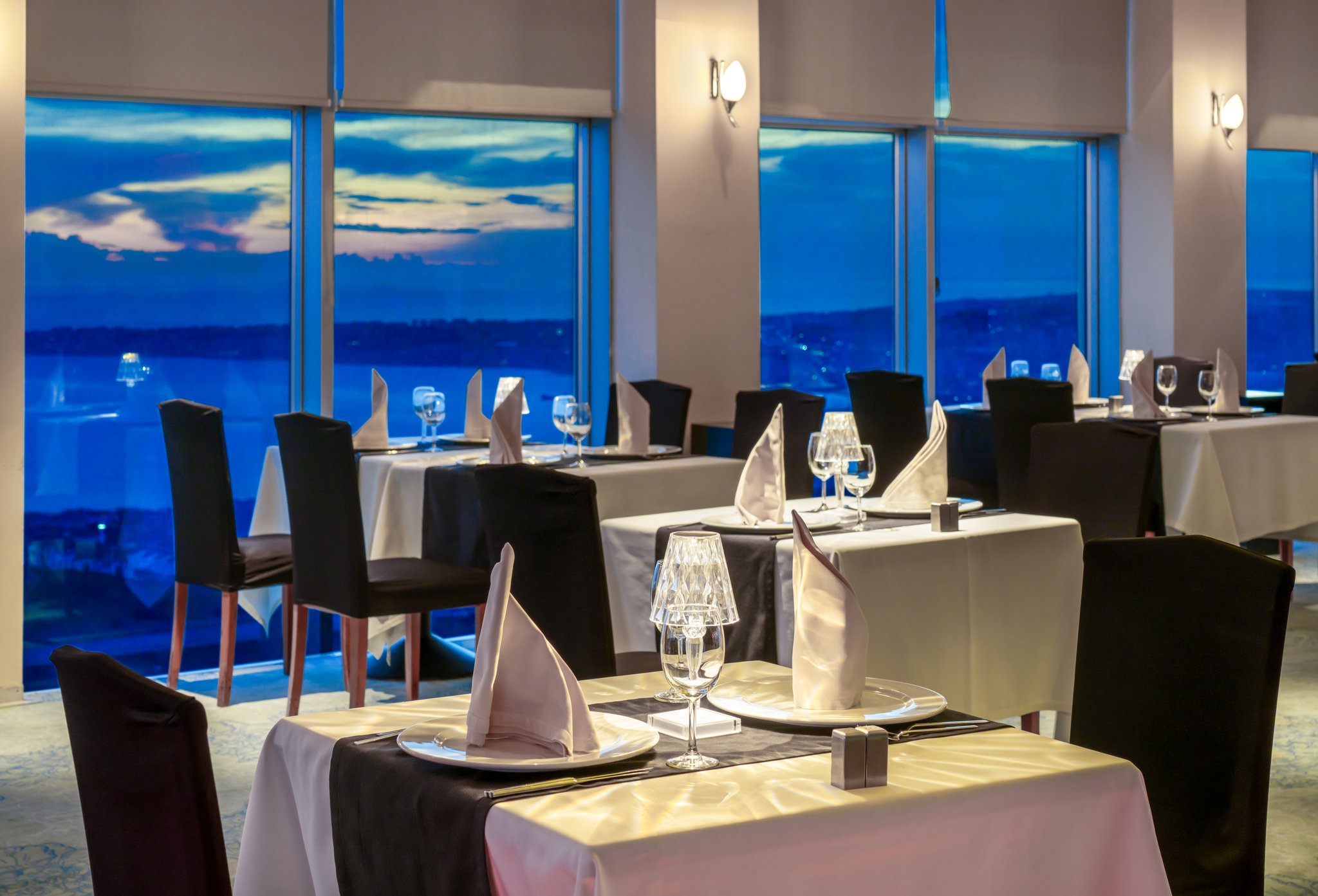 m7zIVoW6t0izMYfnWPYPA_Summit_Restaurant1_S