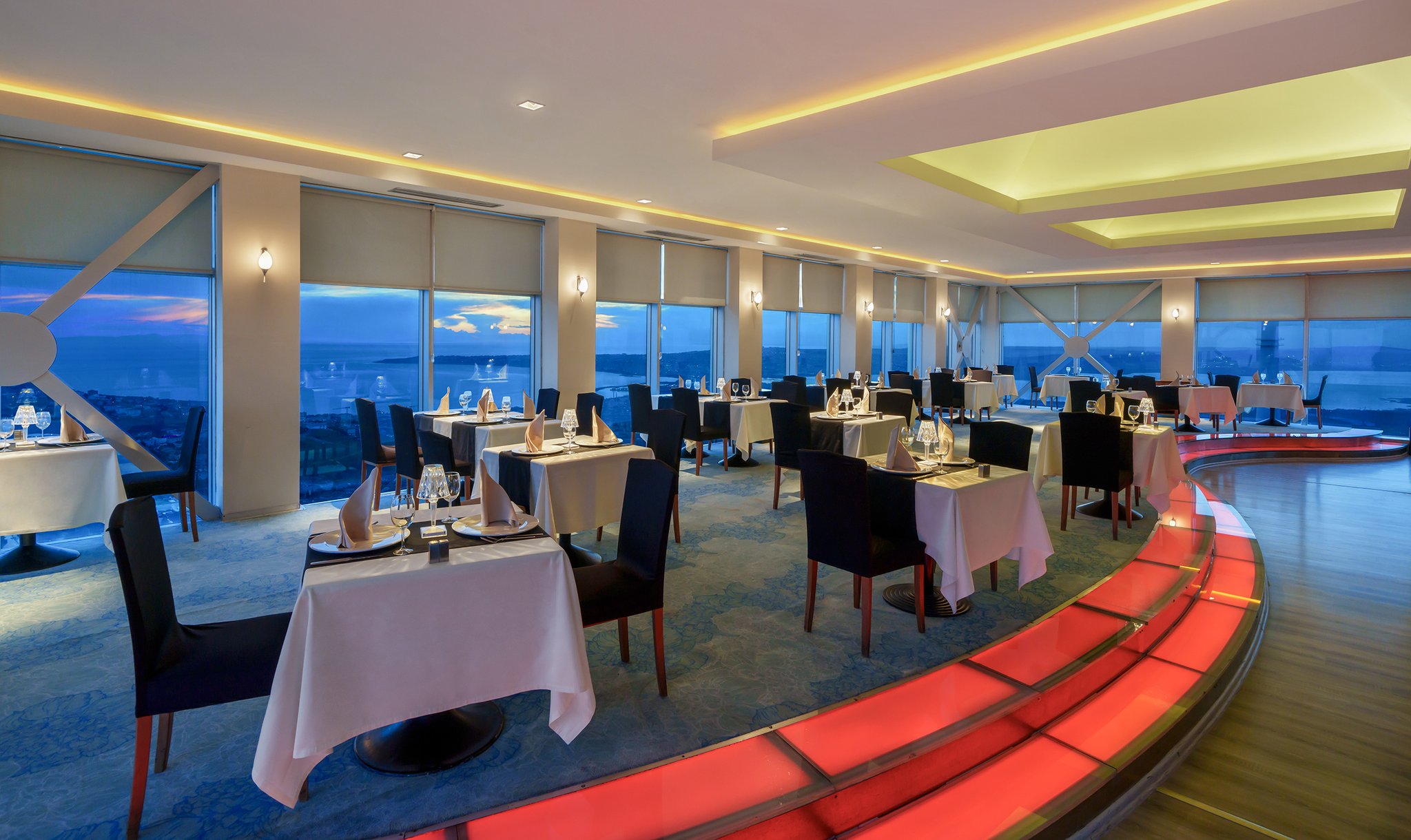 pNANXjow0GyZZ48rUHK3Q_Summit_Restaurant_(2)_S