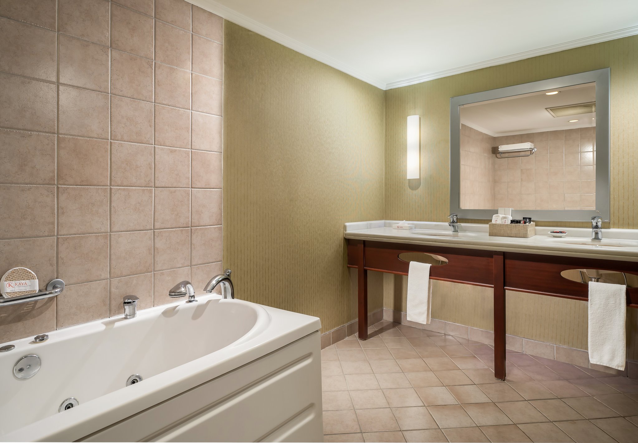 6xYmeF7x02yBVORvVmmA_Executive_Suite_bathroom_S