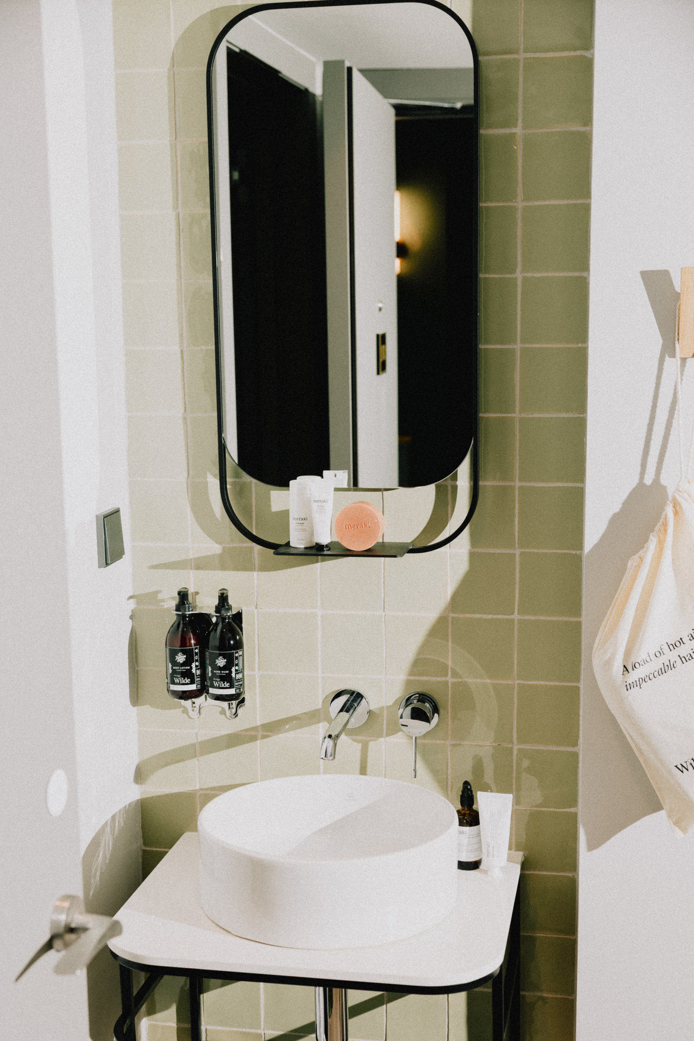 1KhQnZ1kE6S9NC56D3vxA_Bathroom-2_S