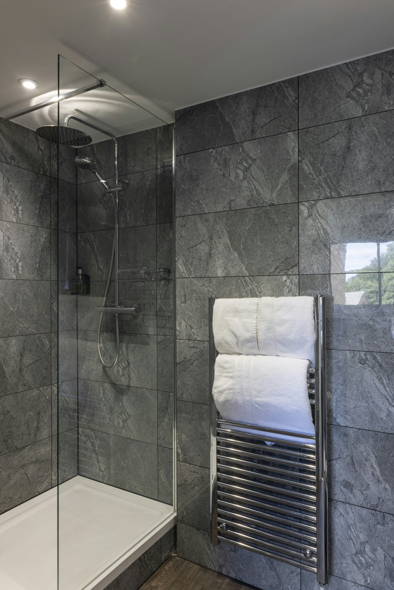 hQWziQaUKUTnGSvMInQA_Superior_Wing_Suite_(4)_S