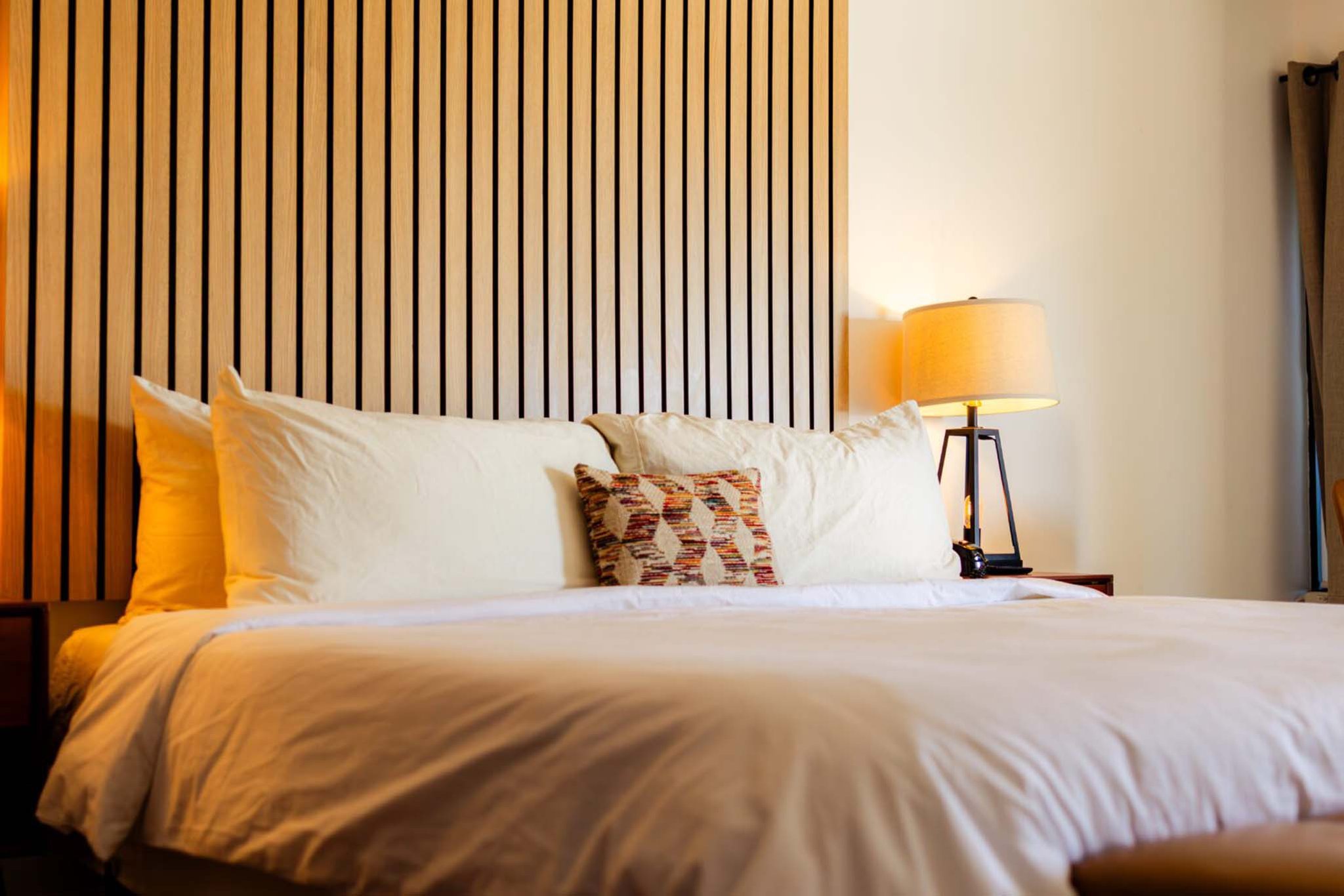 Deluxe_King_Bed-00_S