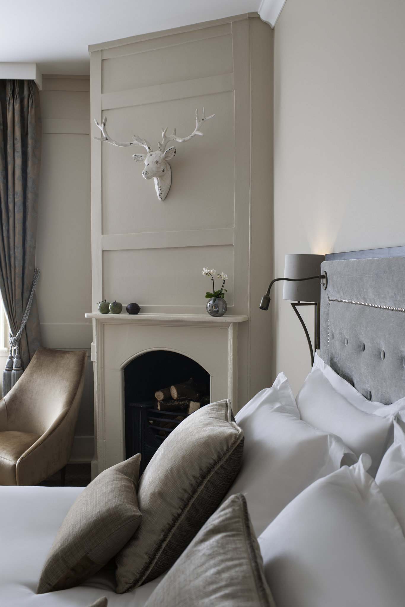 Royal_warrant__holder_suite_3_S