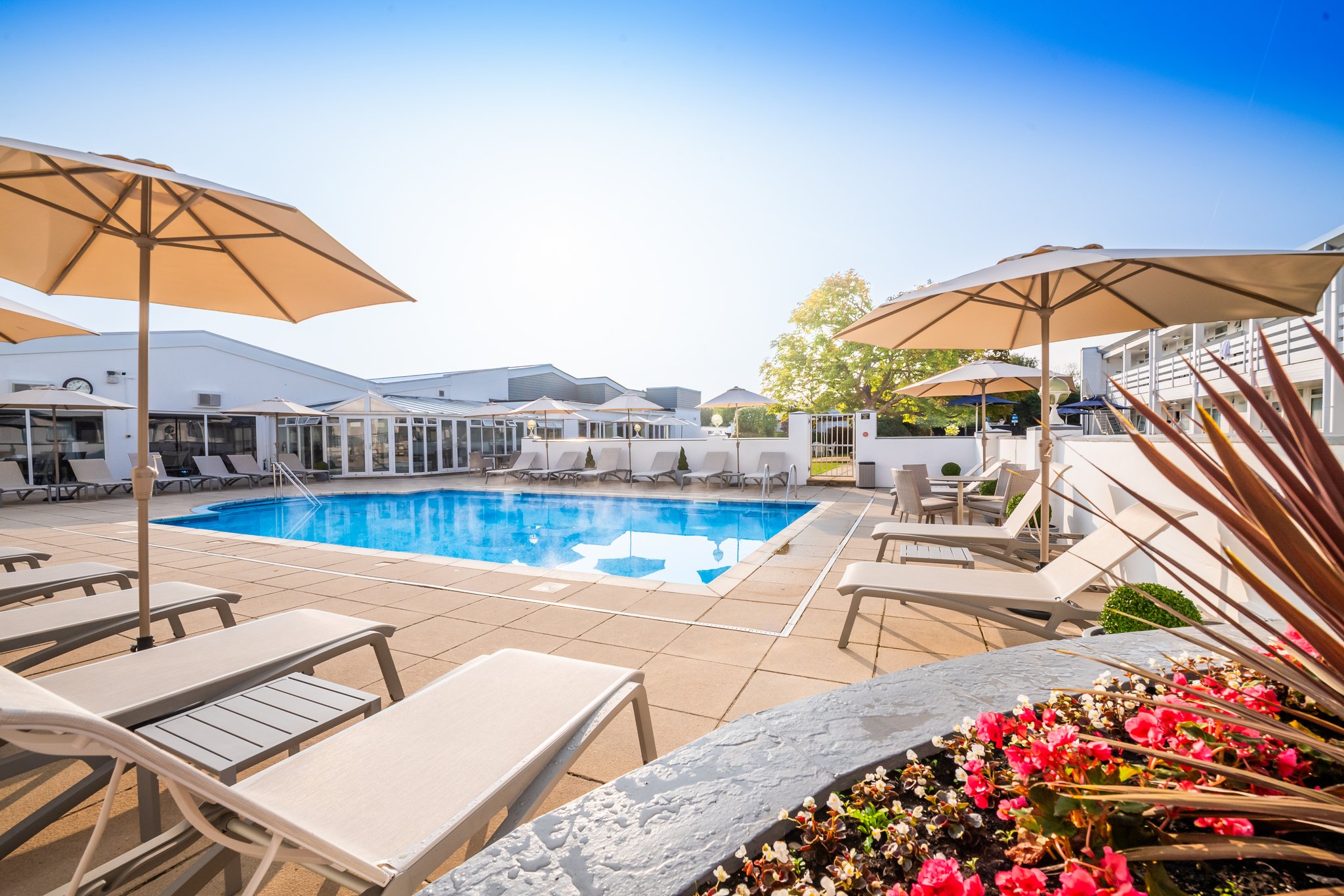 9EMPiITFu0qKQKfudUw_Outdoor_heated_swimming_pool_(2)_S