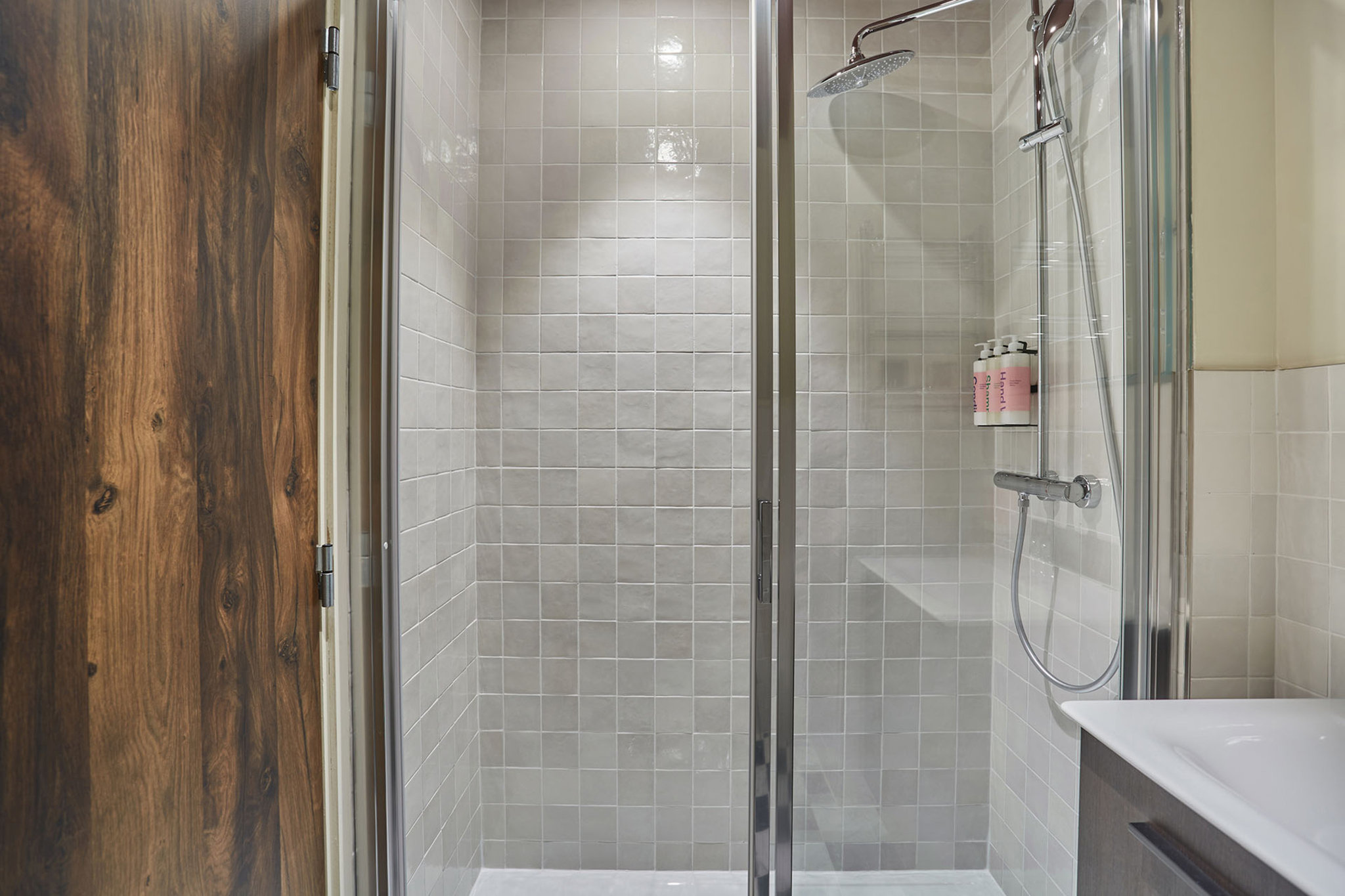 UUaATH9uOEoD6ux8Zk5ig_Standard_Room-Bathroom-2_S