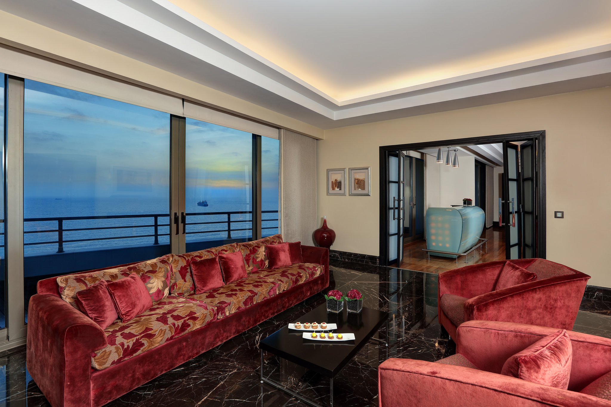 Royal_Suite-ROY-salon_red_2_S