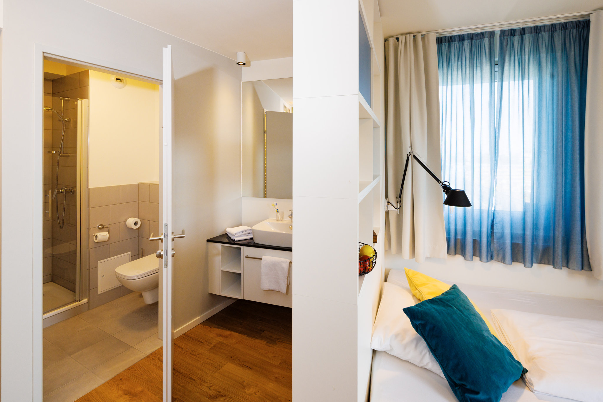 Standard_room_1_queen_bed-05_S