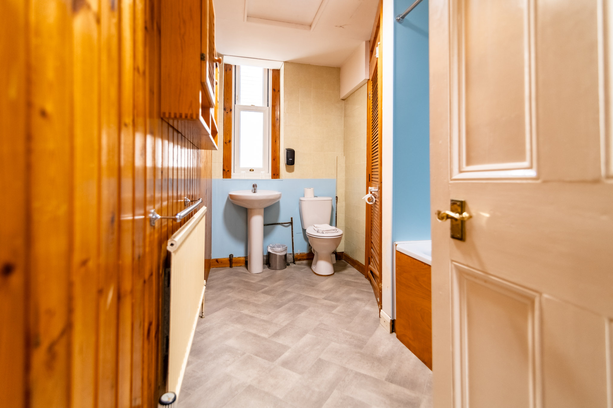 Twin_room_bathroom_S