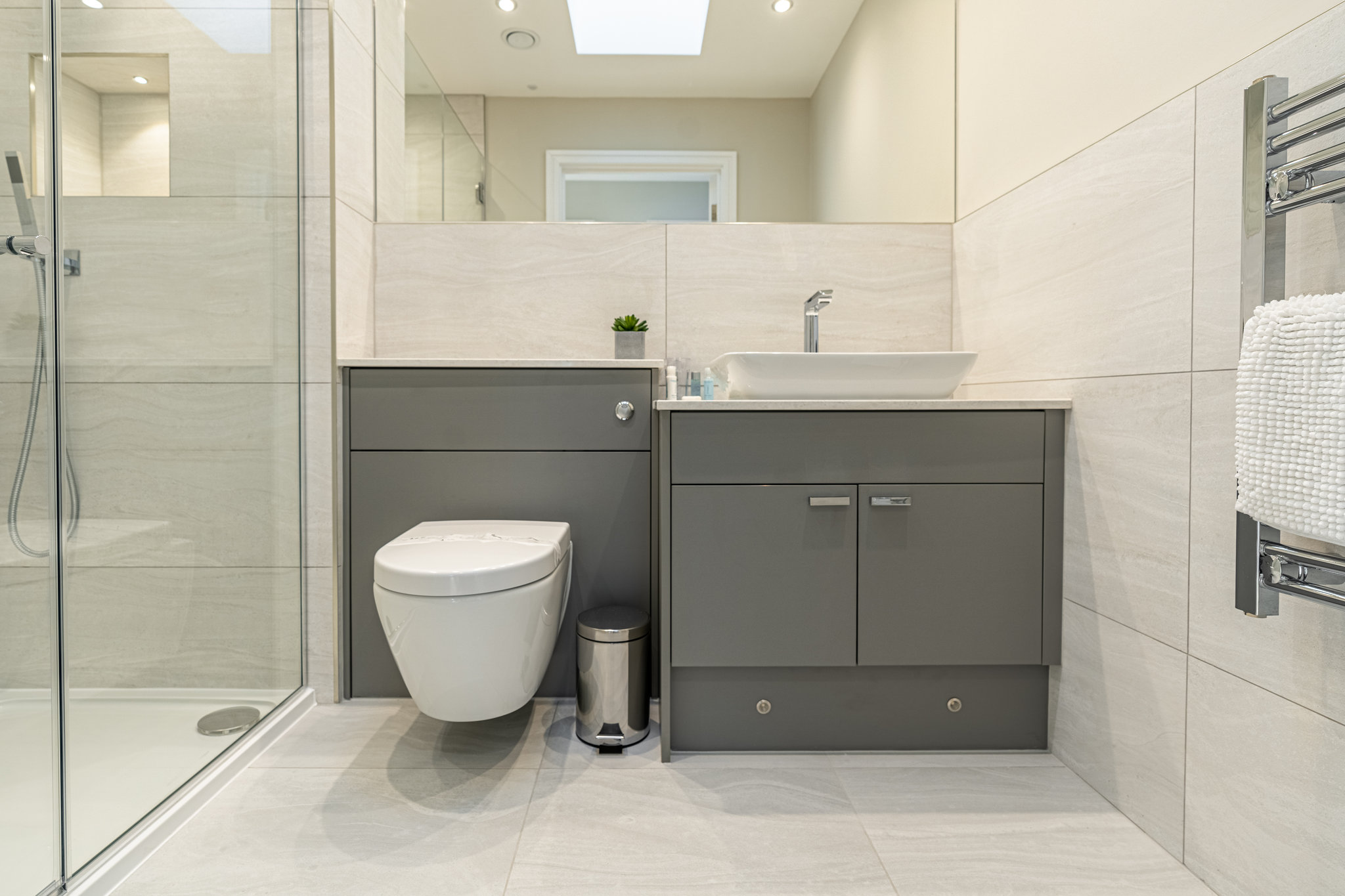 One_Bedroom_Apartment_-_Bathroom_S