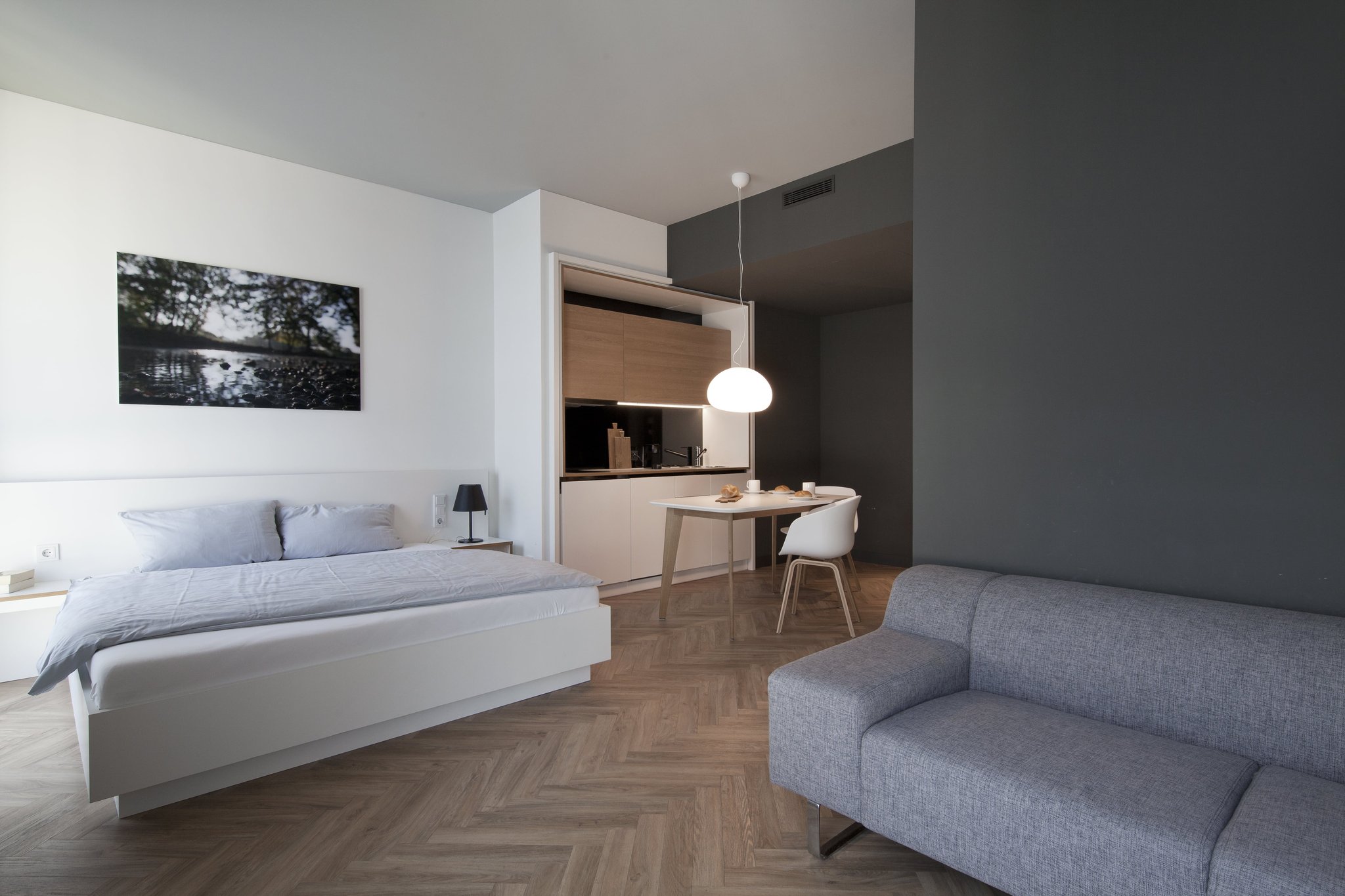 Apartment_1_queen_bed-01_S