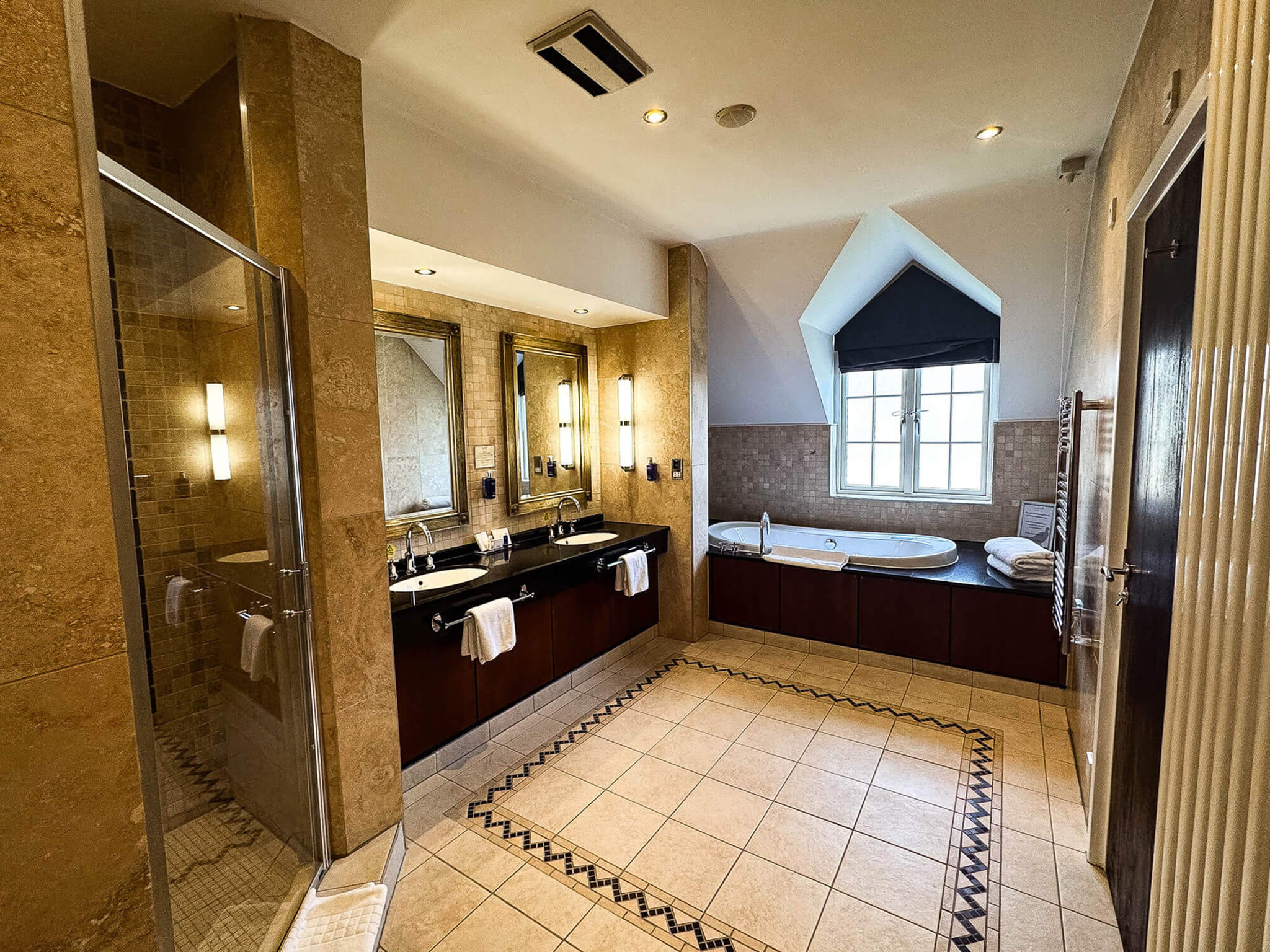 Suite_05_Bathroom_S