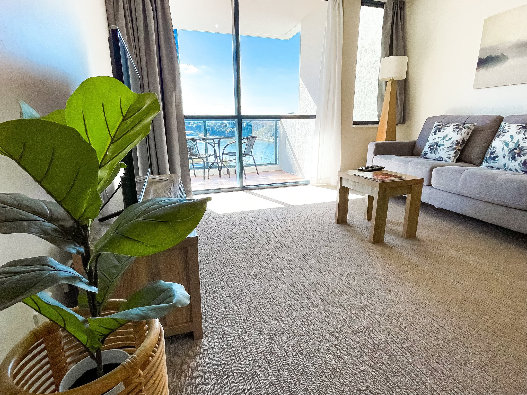 NSQFB5eILECn7BrdRW6afQ_Living_Room_-_1012_S