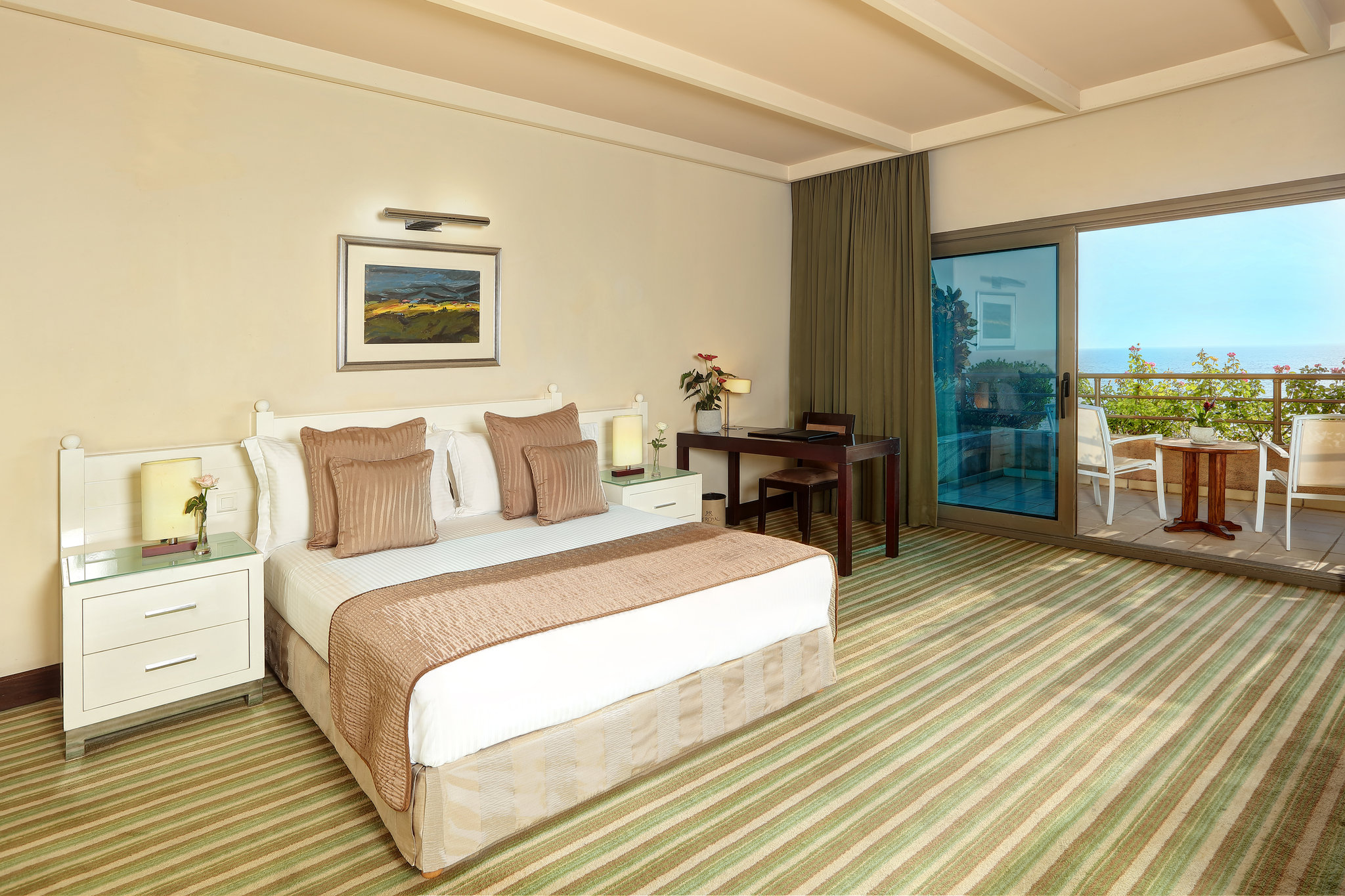 Standard_Room_One_Queen_Bed-C1Q-bedroom_S