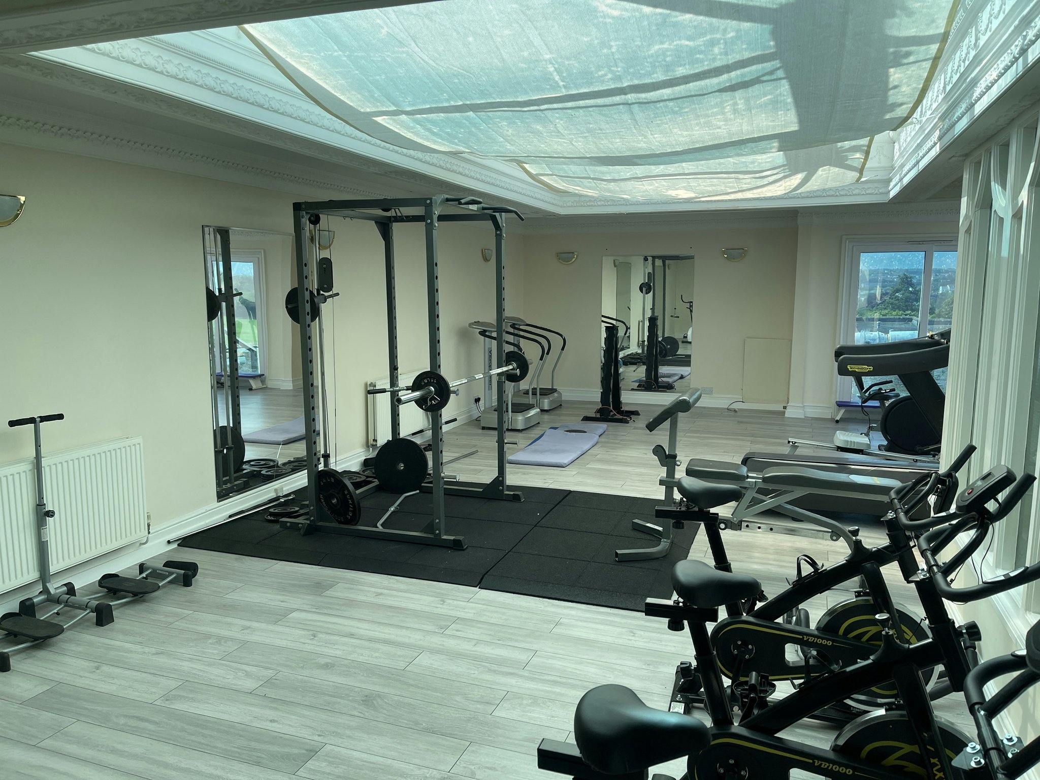 A7JKETjLcEun3mPKmIbDaQ_Gym-1_S