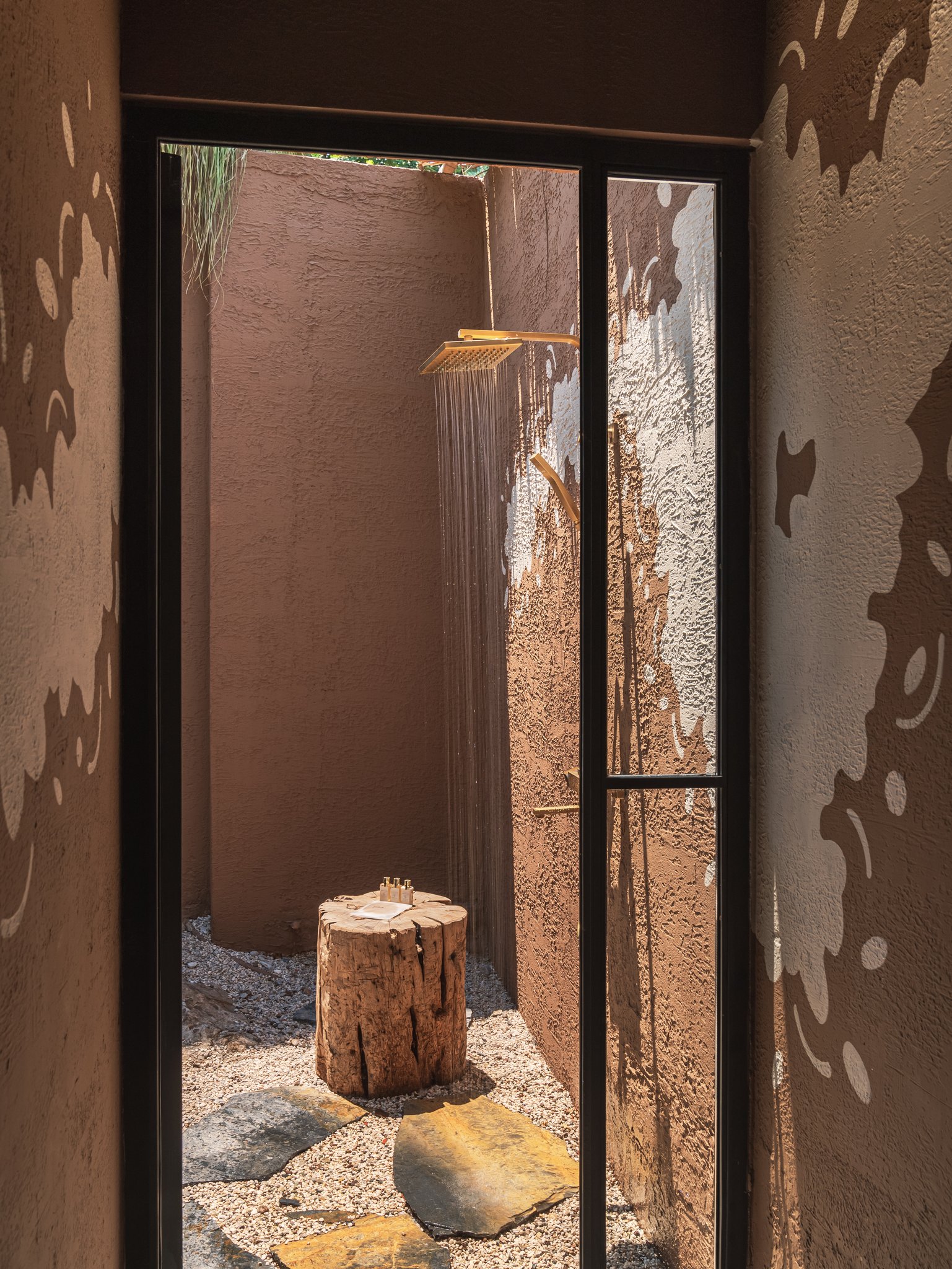 Junior_Suite_Outdoor_Shower_S