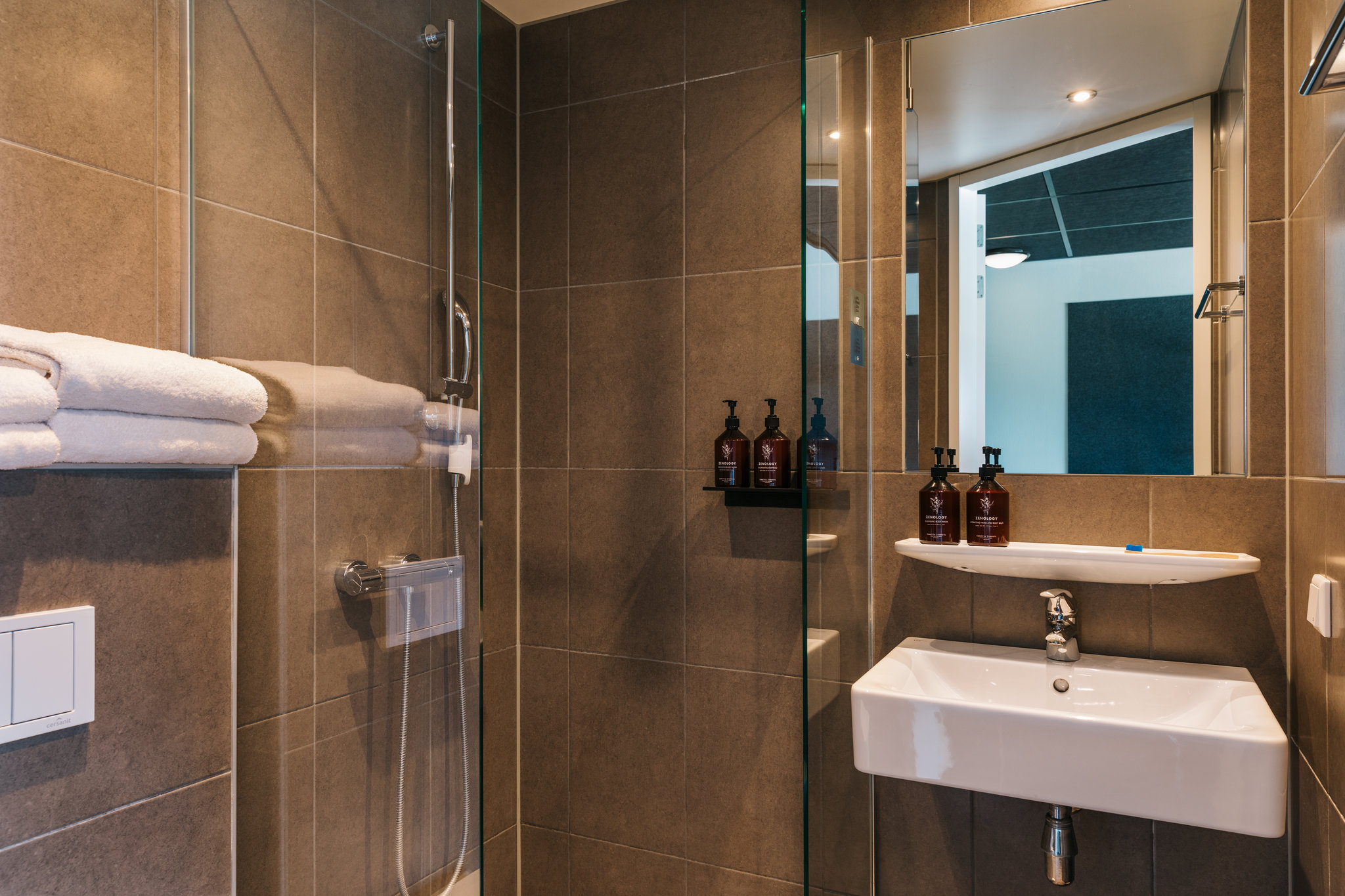 l4tamzQqECCLebm6VTwA_Bathroom_Shower-All_Room_Types_S