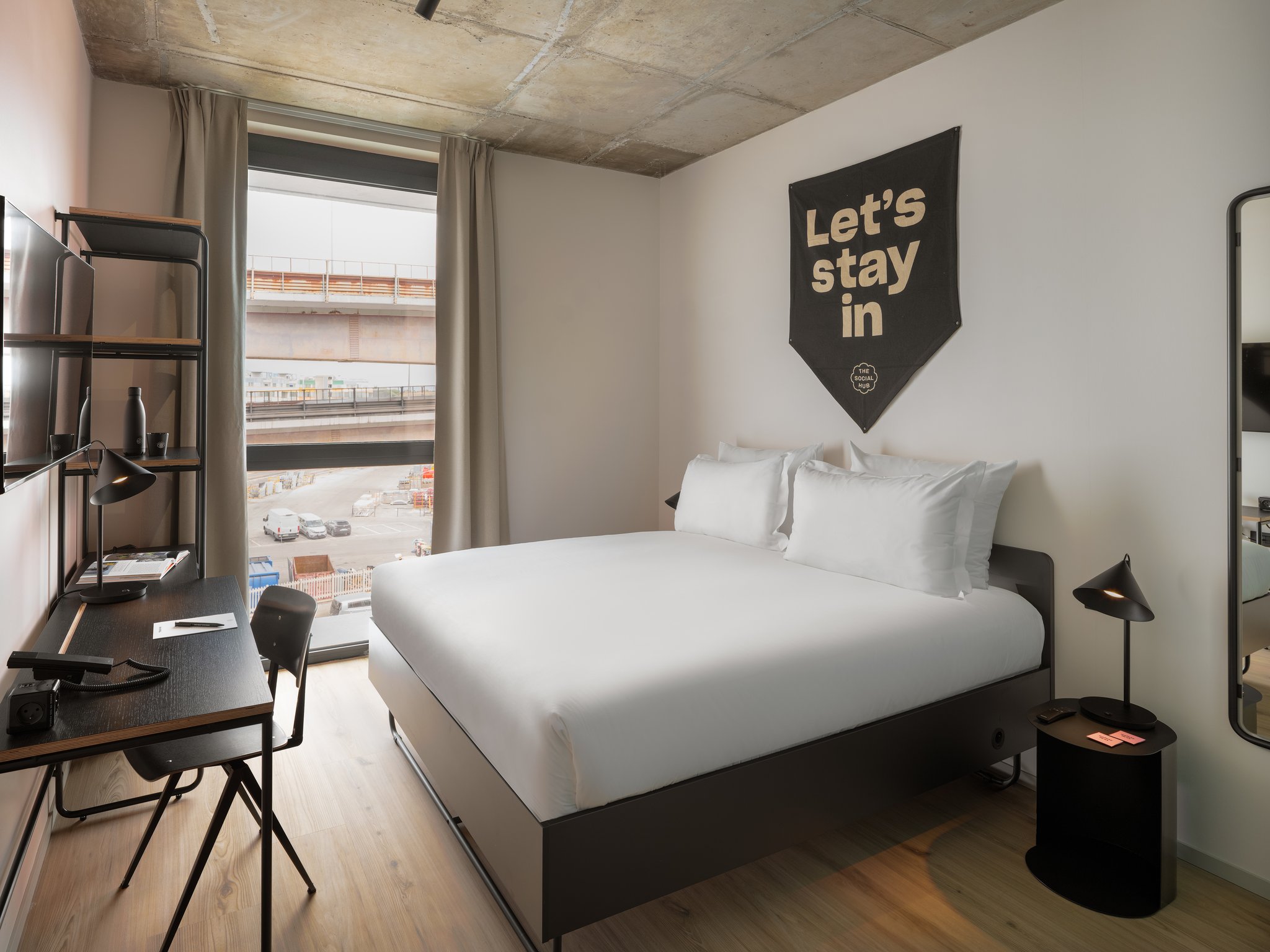 QKneMTgf4ku8zfBYs2gRpQ_Executive_Queen_Rome_Interior_Room_S