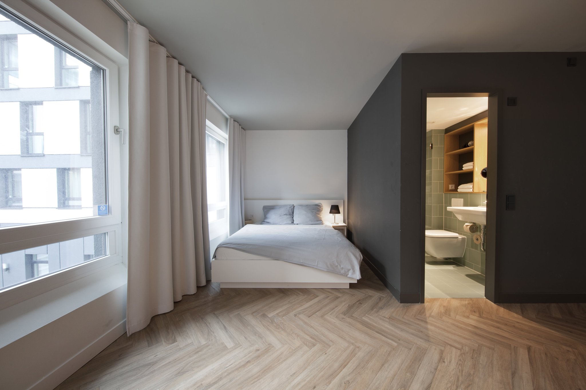 Deluxe_Queen_Bed-04_S