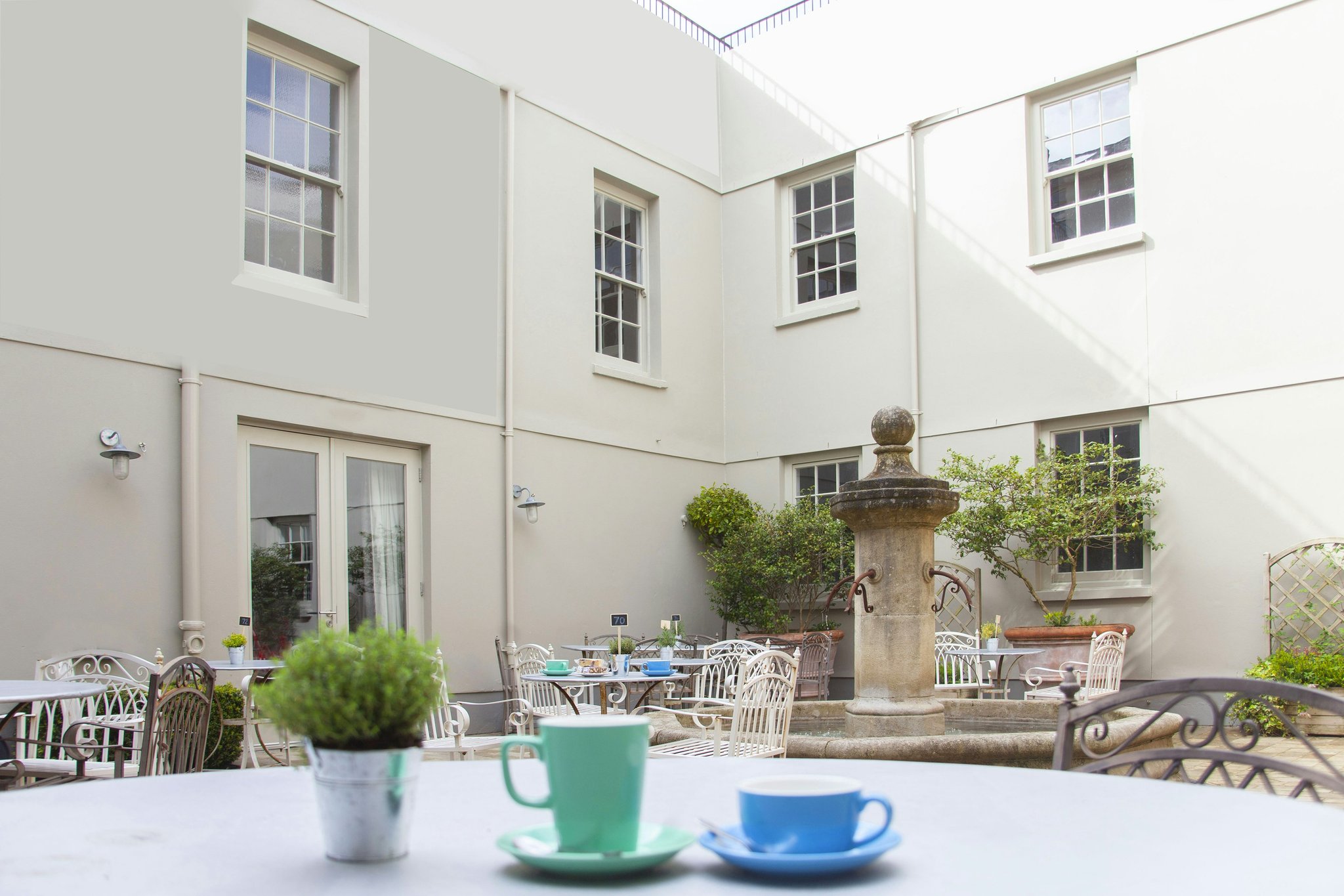 oIQfmrGoXkavNa3zOIrNnQ_Courtyard2_S