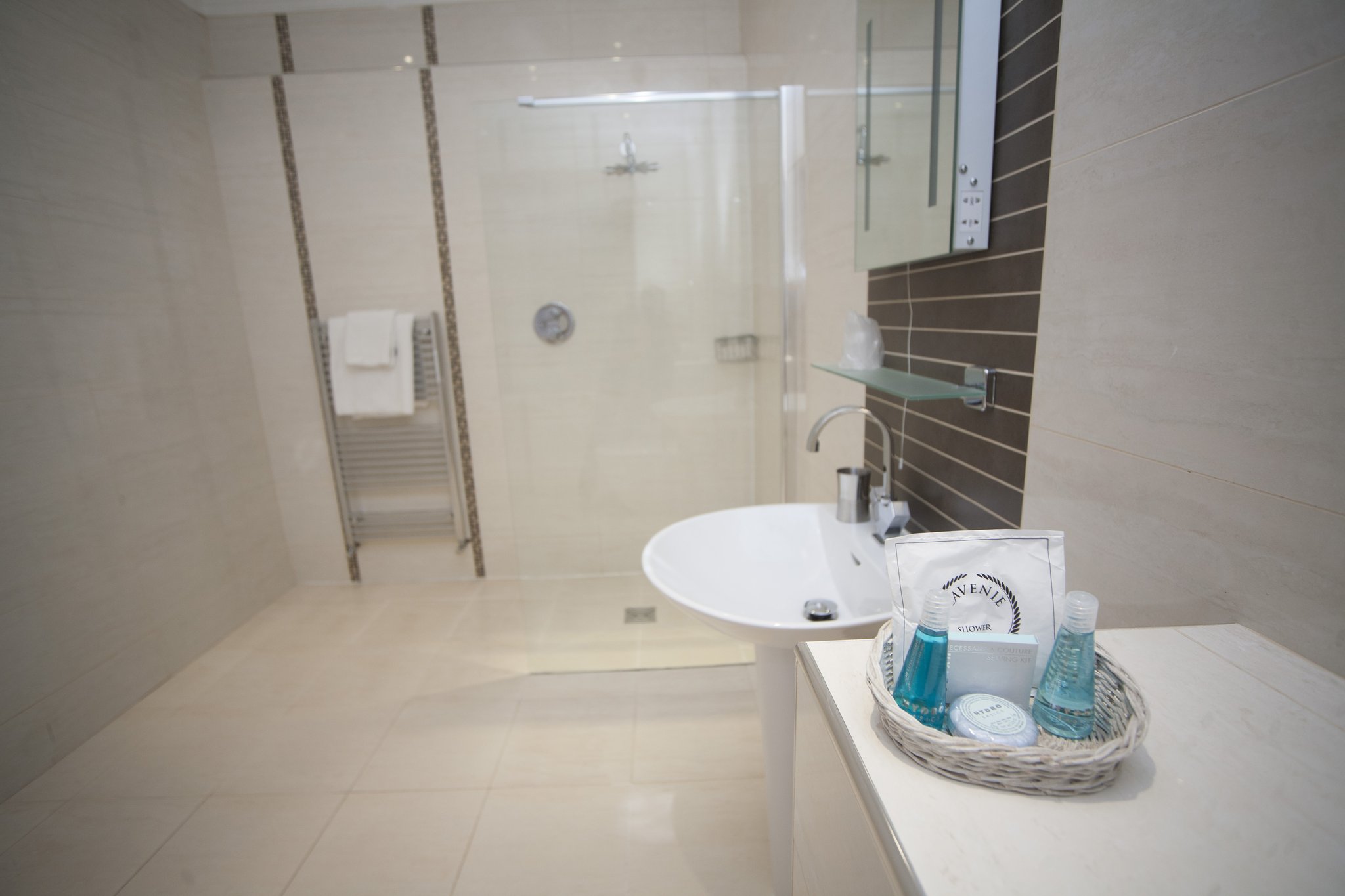 Superior_216_Bathroom_(2)_S