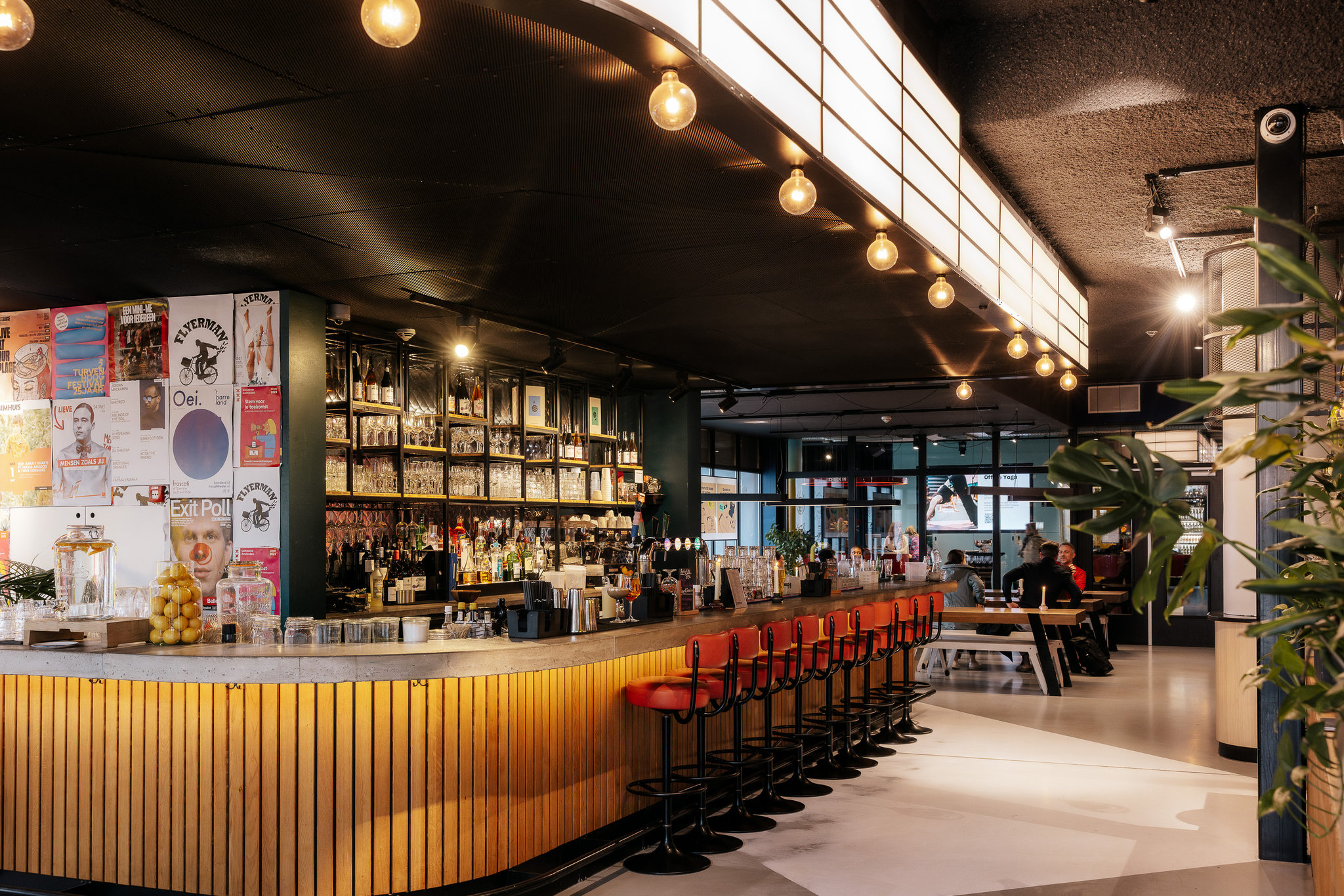 The_social_hub_amsterdam_city_restaurant_S