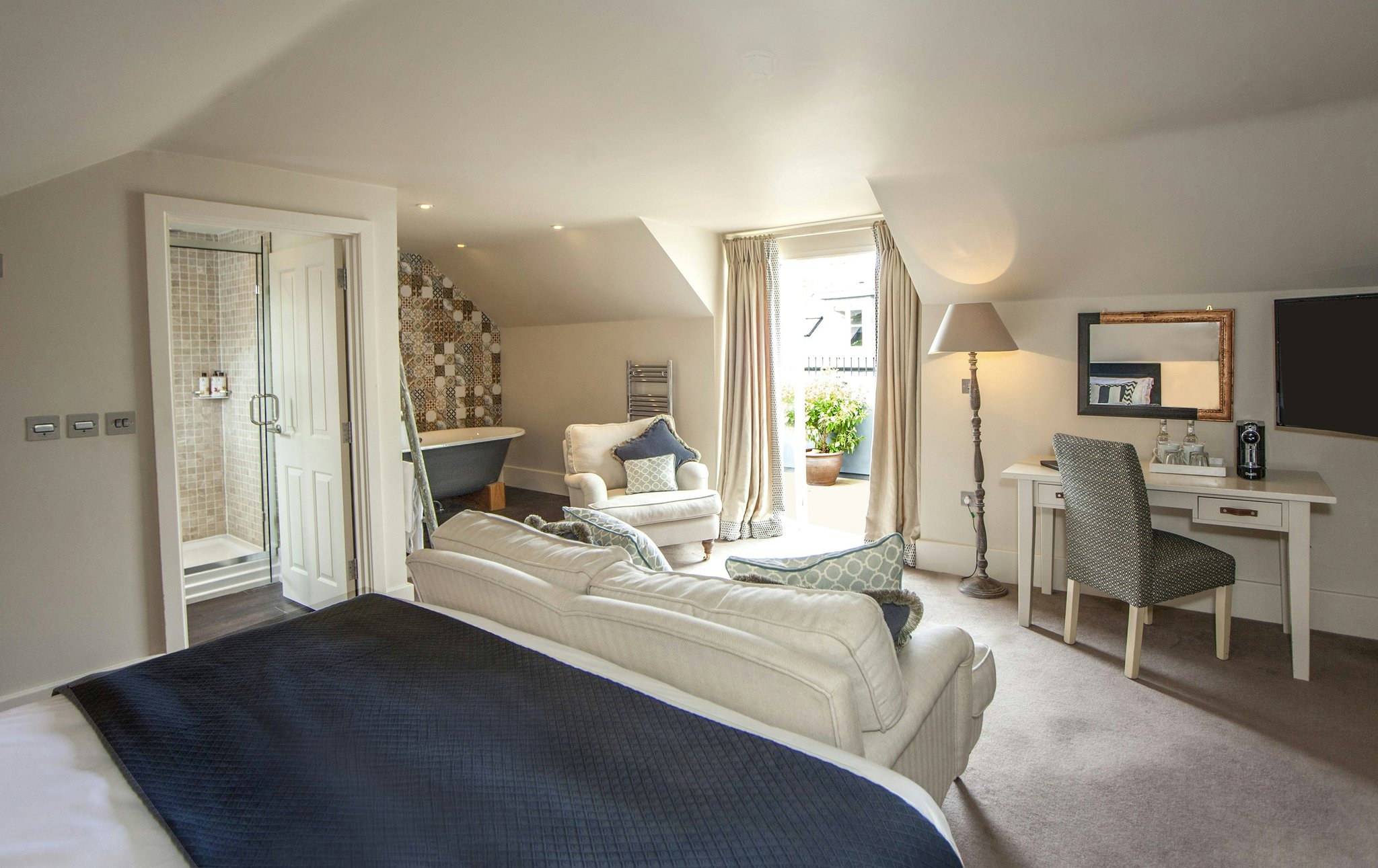 TLikjiKJD0uxocFfMt7uXw_JuniorSuiteRoom9_3_S