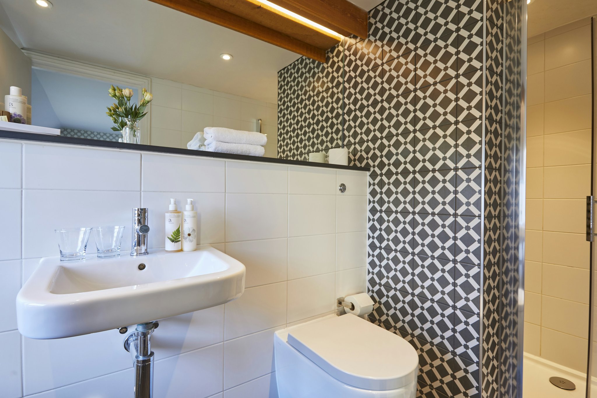 aX9lDa6tpUyiM85hRVG3A_StandardDoubleBathroom_S