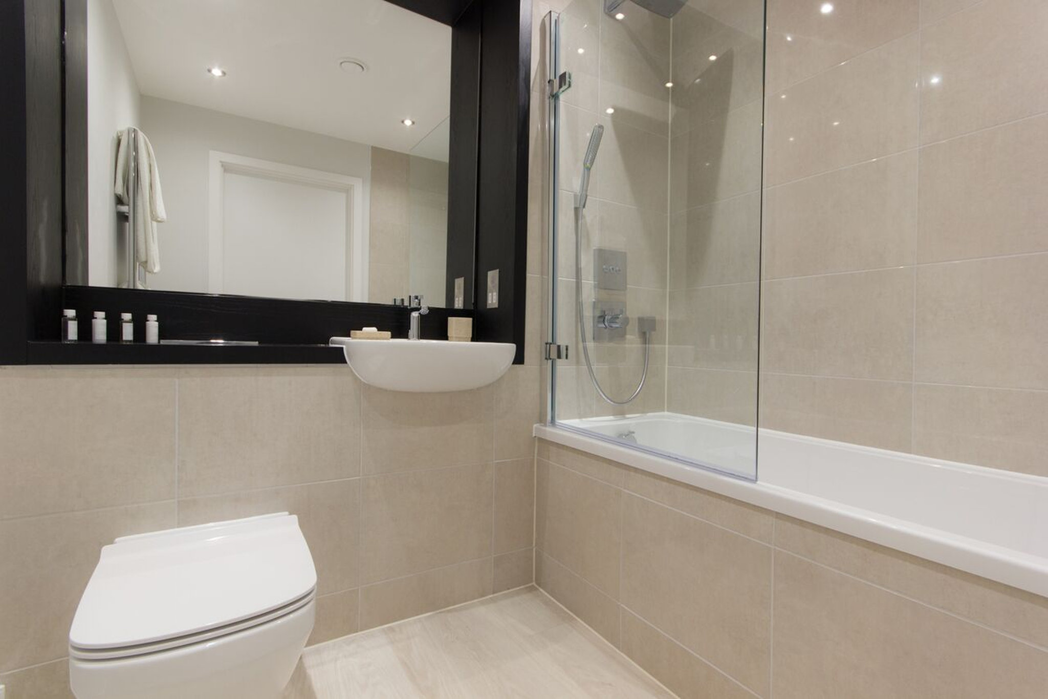 One_bed_deluxe_aparment-Bathroom_S