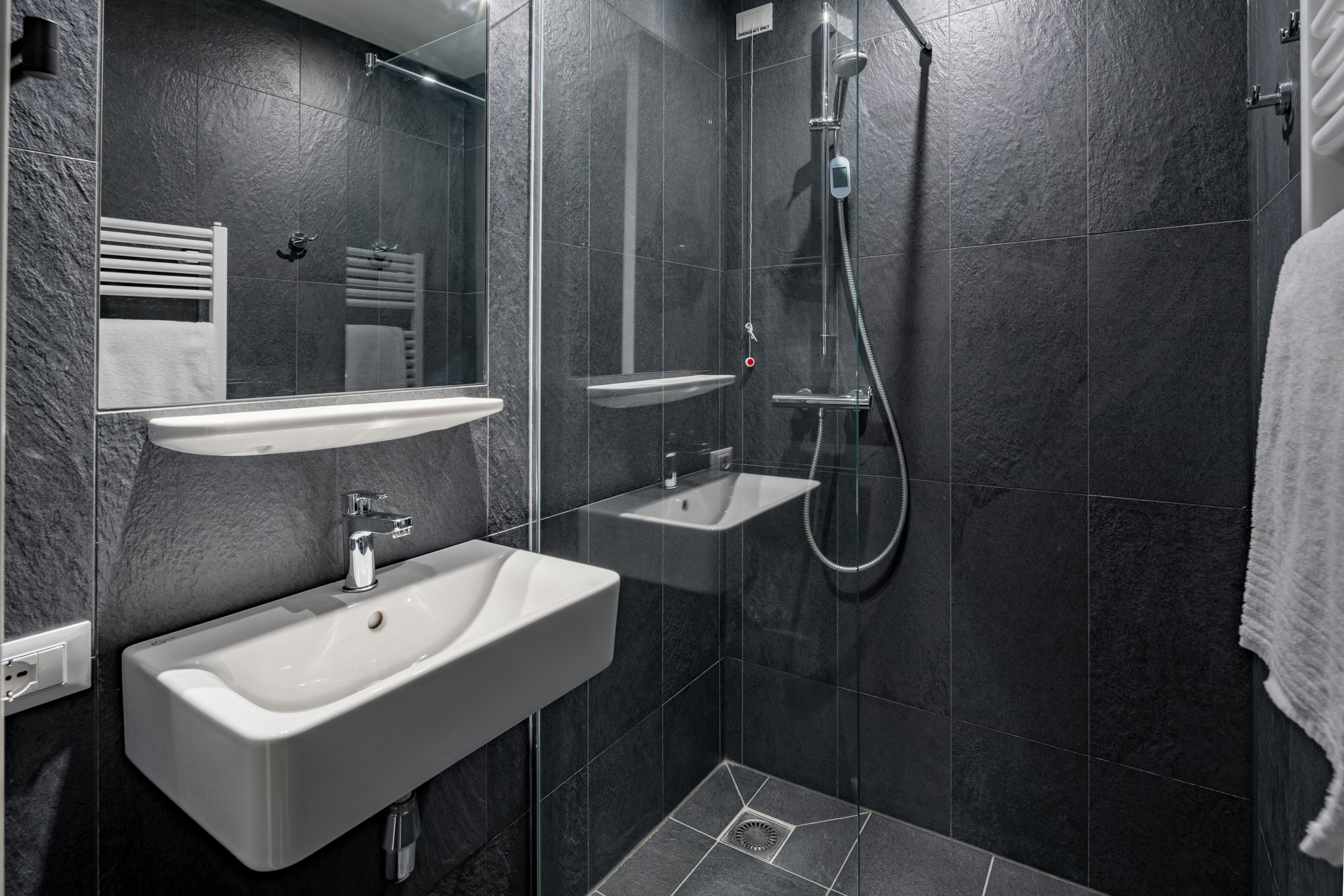 bHTV5garDECOhiSLsbZDYw_Bathroom-all_room_types_(2)_S