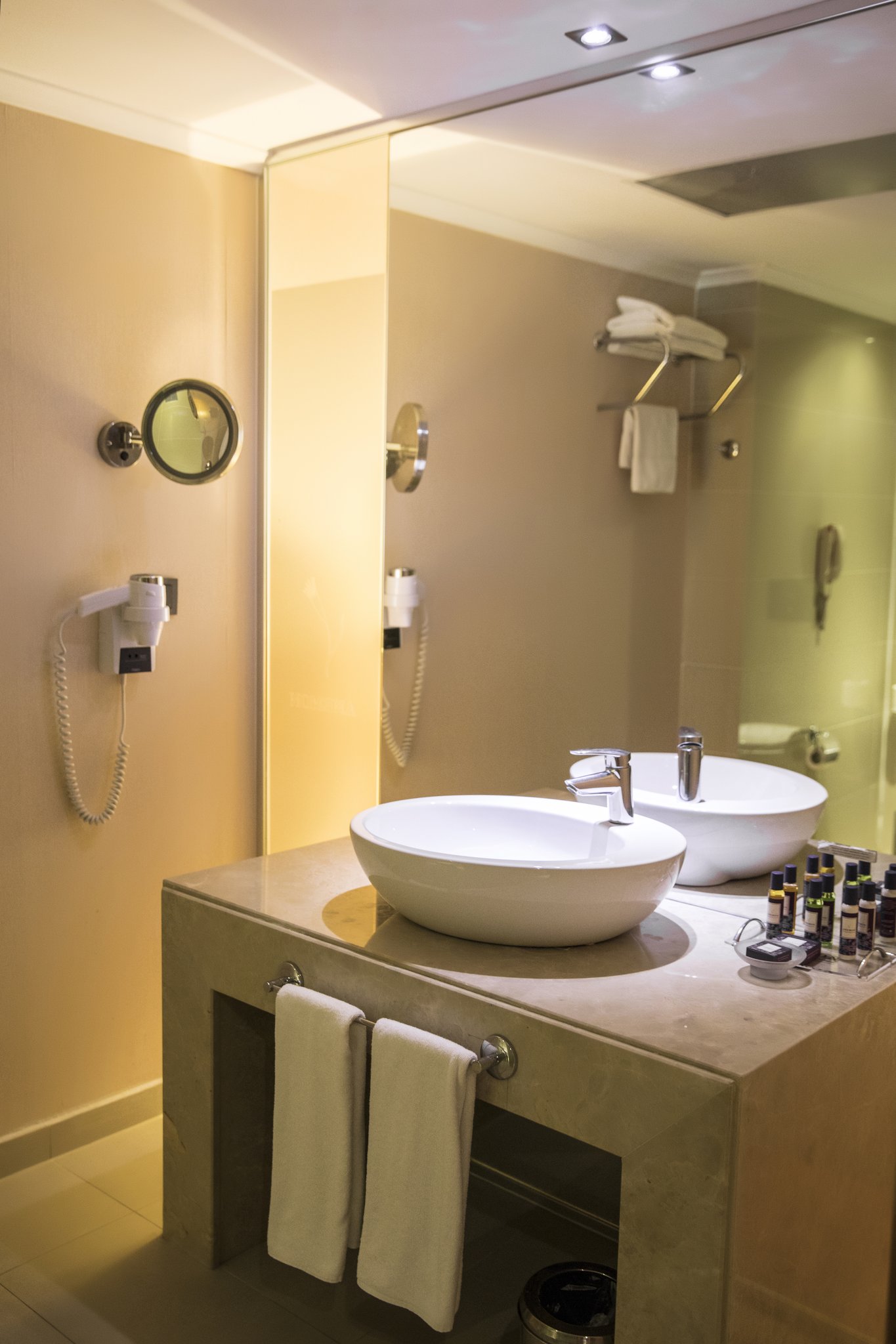 Deluxe_Twin_Bathroom_S