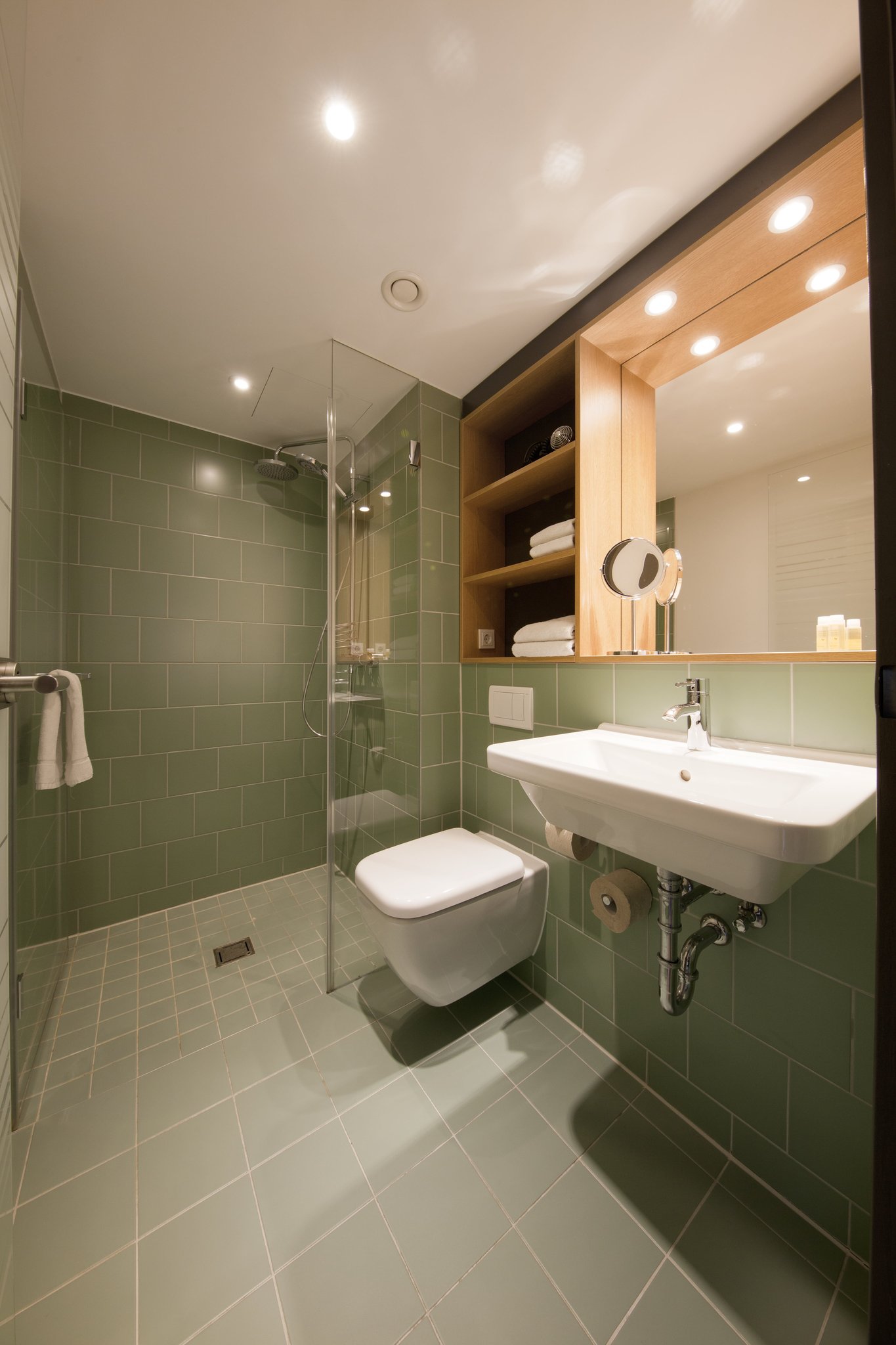 Apartment_1_queen_bed-00_S