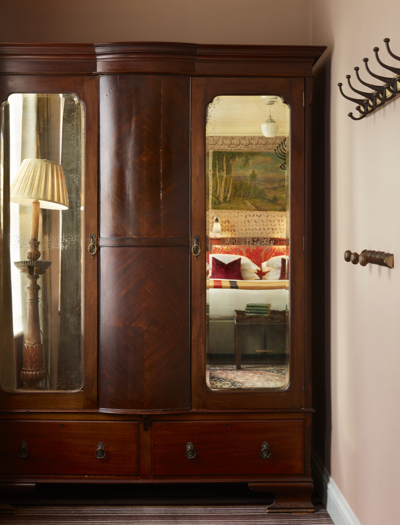 Deluxe_King_Room-02_S