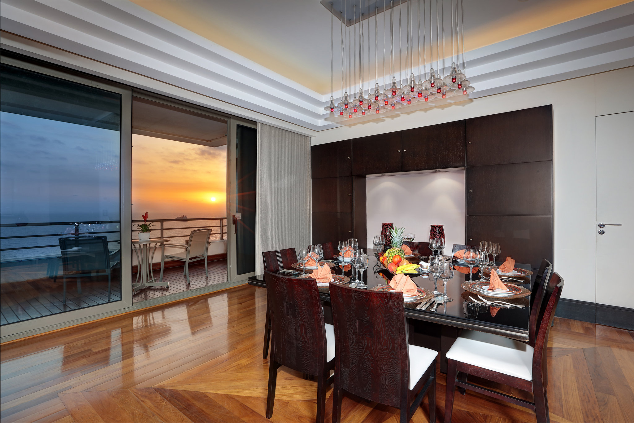 Royal_Suite-ROY-dining_room_red_S