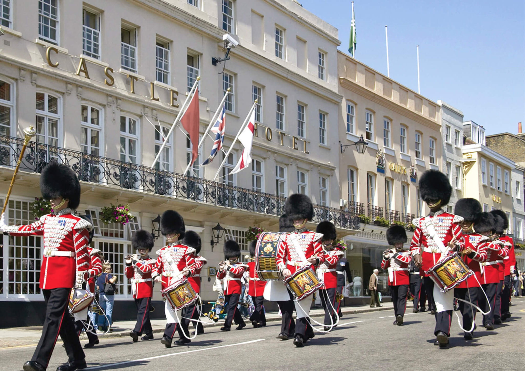 The_Castle_Hotel_Windsor_changing_of_the_guards_red_flag_S