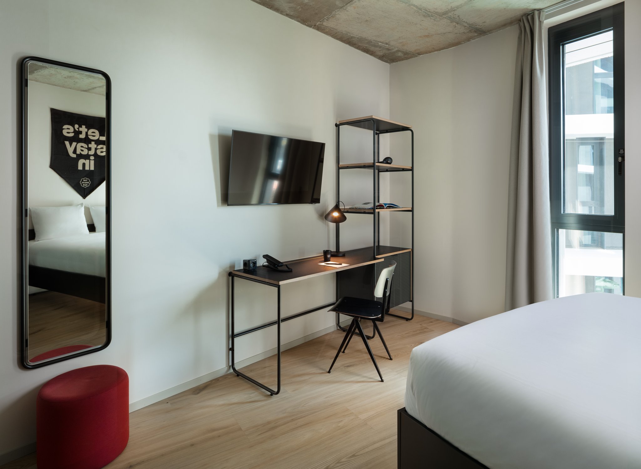 aeXWrn6Nz0JZEzpyLoeGA_Deluxe_Queen_Rome_Interior_Rooms_ho_S