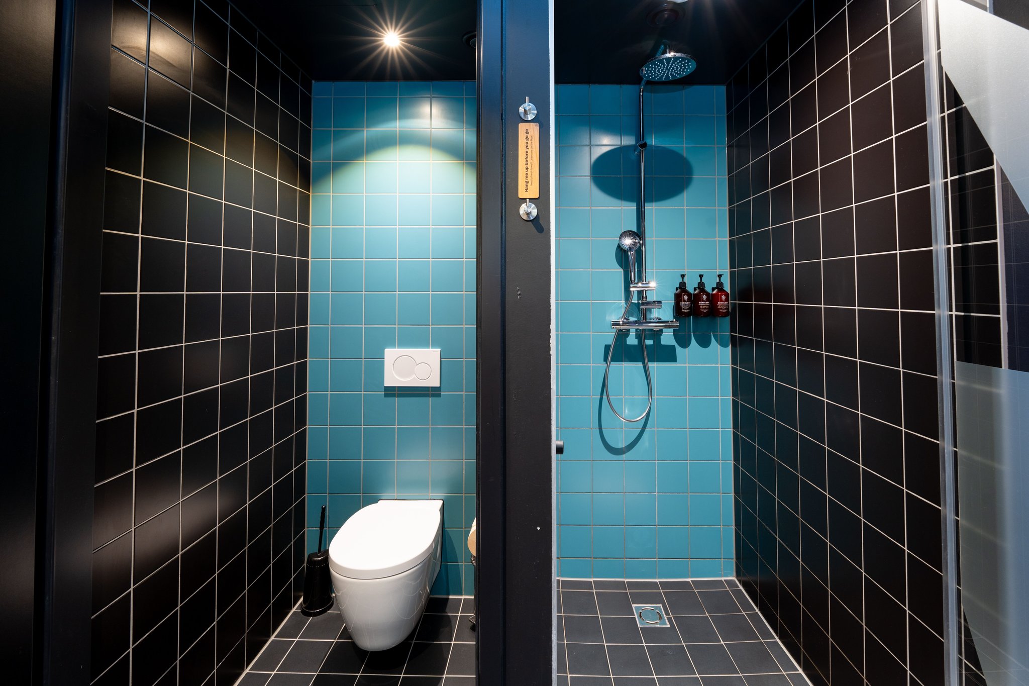 Deluxe_Double_Bathroom_Overview_S