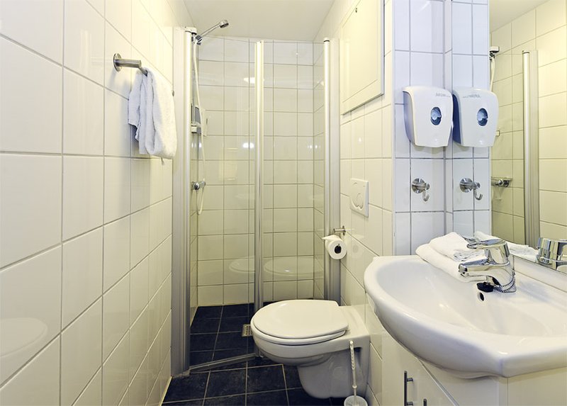 22679_bathroom-single-room-first-hotel-city-tromso_0006_P