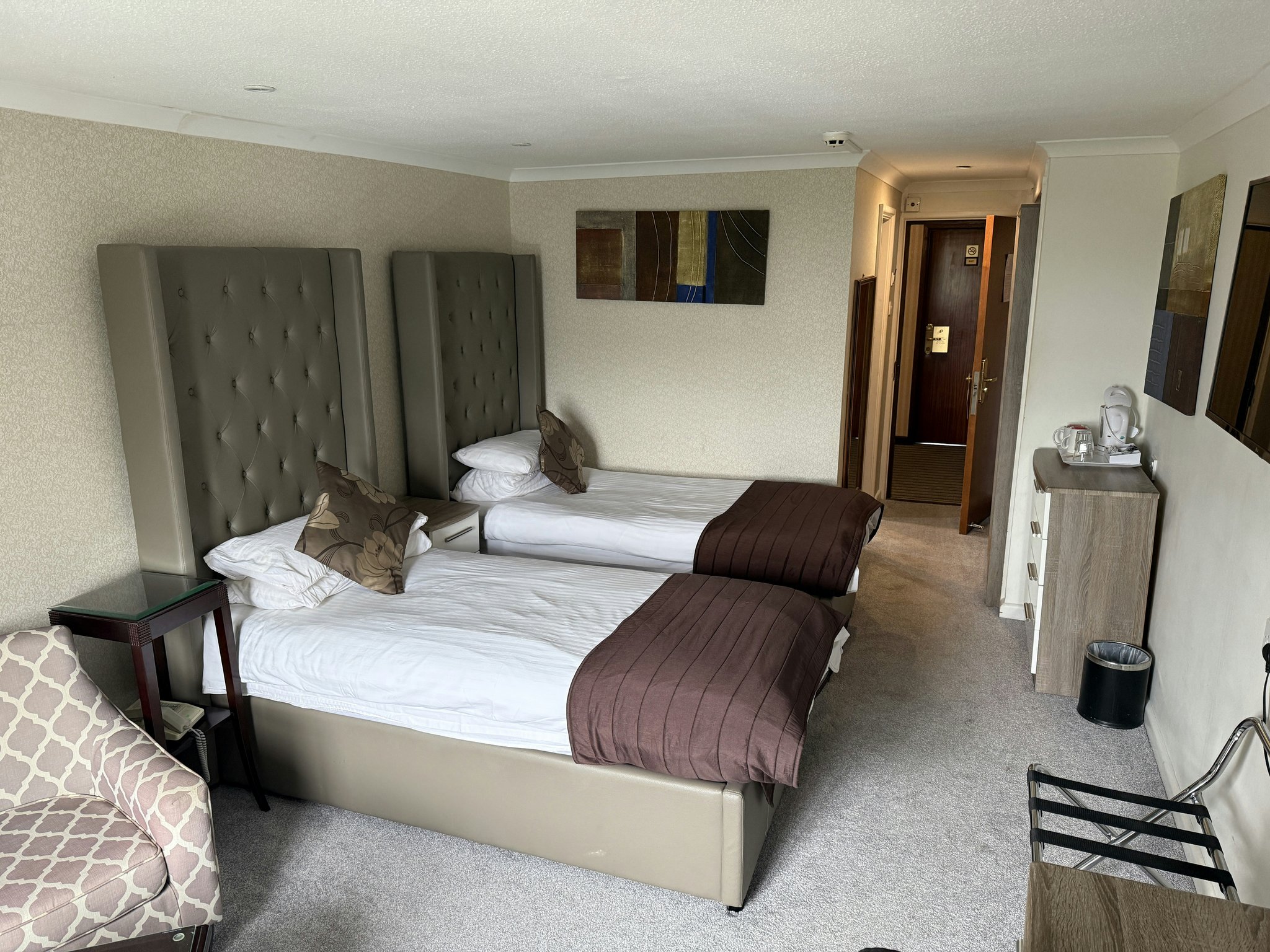 ncG0WRreJ02zkFjTM2IWdw_Superior_Poolside_Twin_Room_S