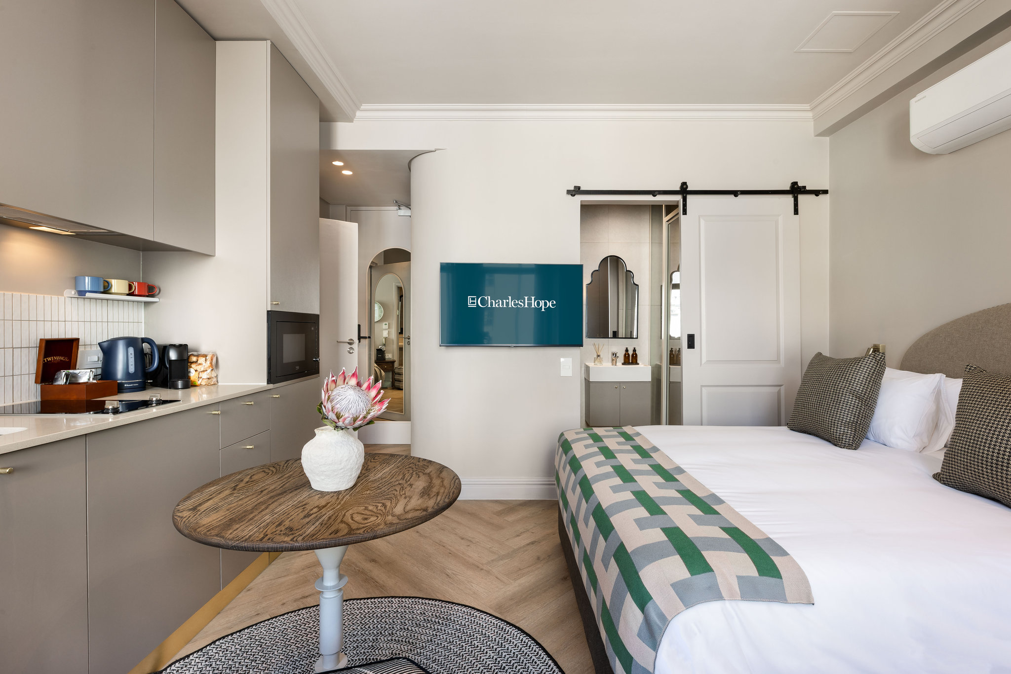 Zv8SpoeZBEq1VQ1SL6VXtA_Standard_Studio(3)_S