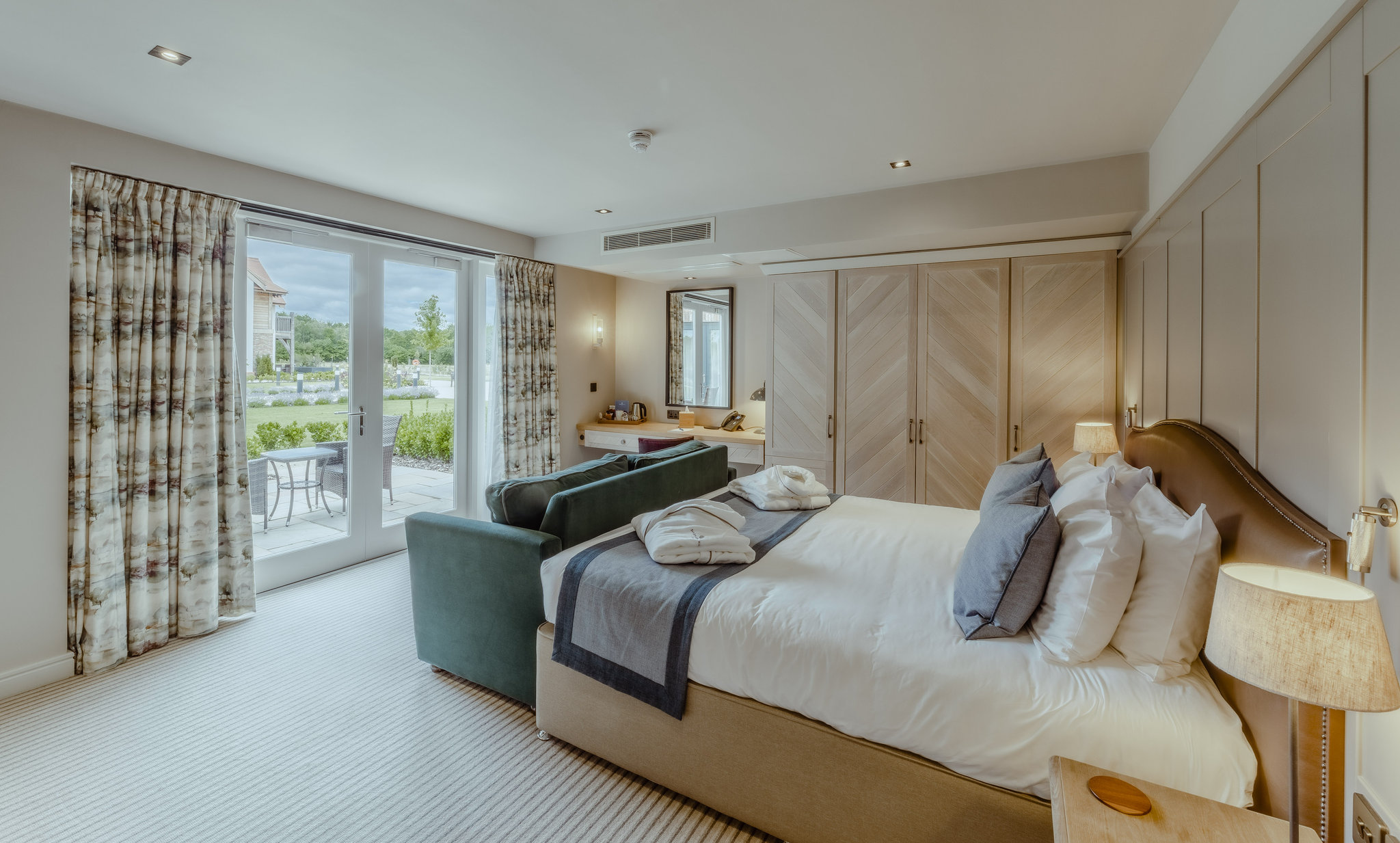 Courtyard_Premier_Room-00_S